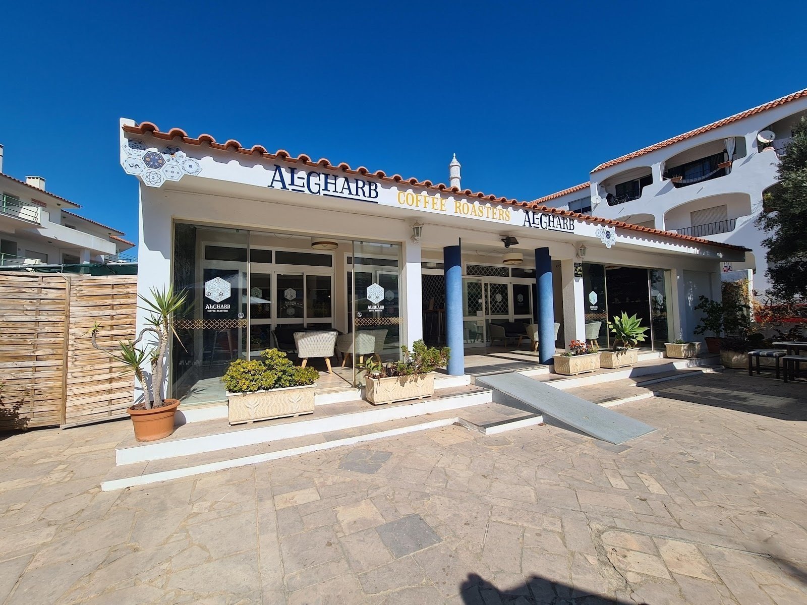 <span class="translation_missing" title="translation missing: en.meta.location_title, location_name: Al-Gharb Coffee Roasters, city: Albufeira">Location Title</span>