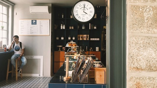 CAFÉ & DUAS DE LETRA
