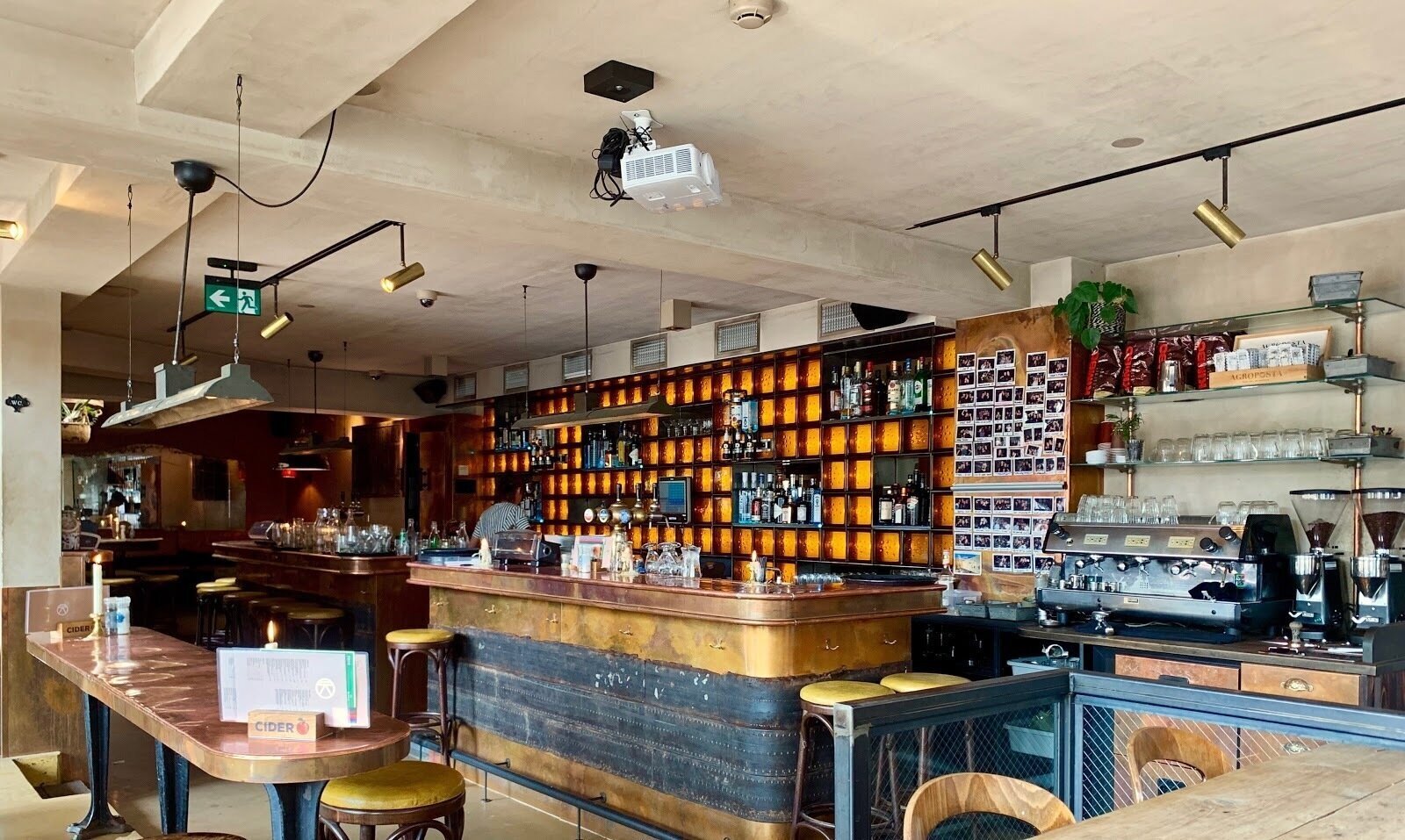 <span class="translation_missing" title="translation missing: en.meta.location_title, location_name: Bar Kosta, city: Amsterdam">Location Title</span>