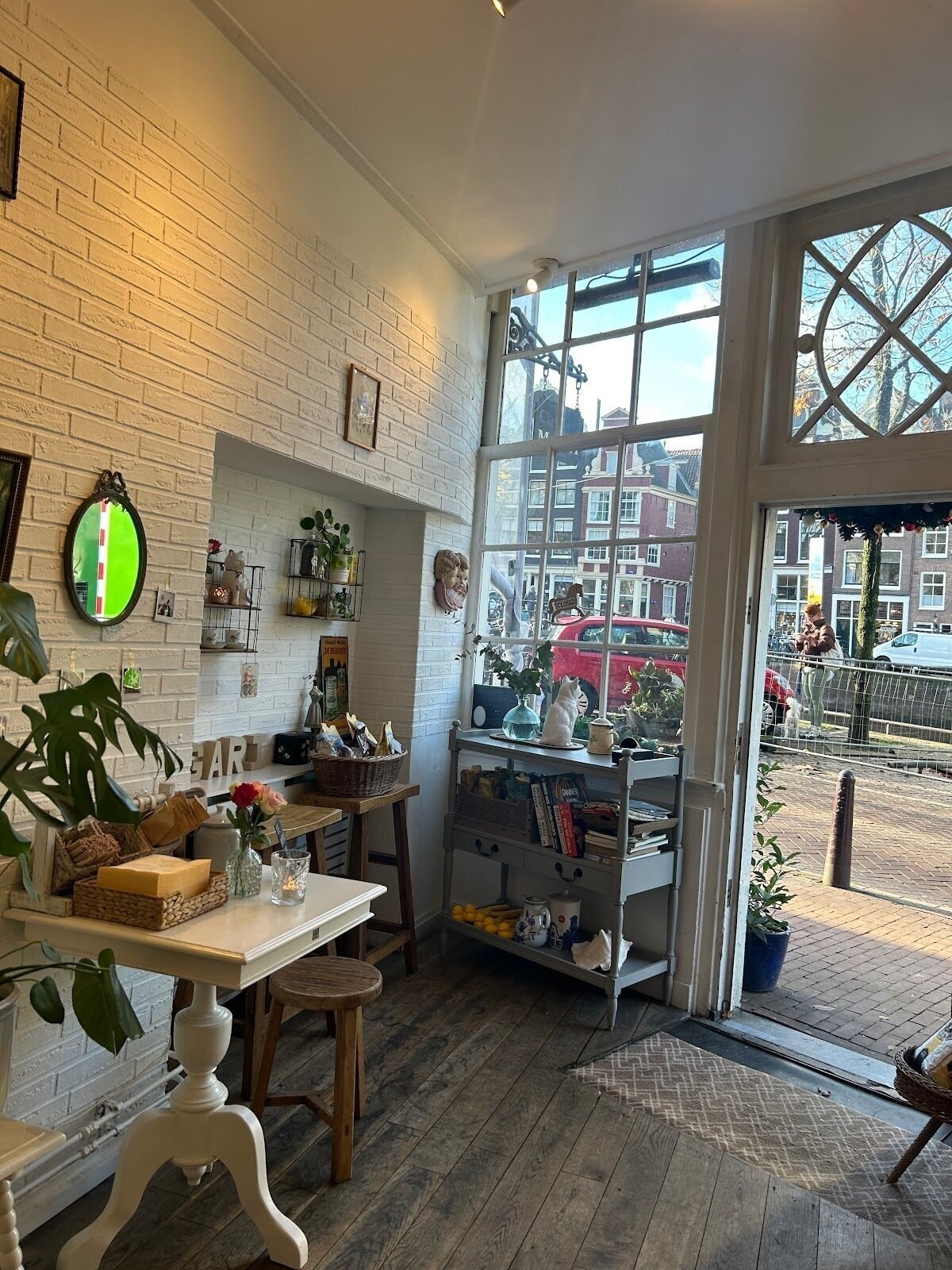 <span class="translation_missing" title="translation missing: en.meta.location_title, location_name: Café Magari, city: Amsterdam">Location Title</span>