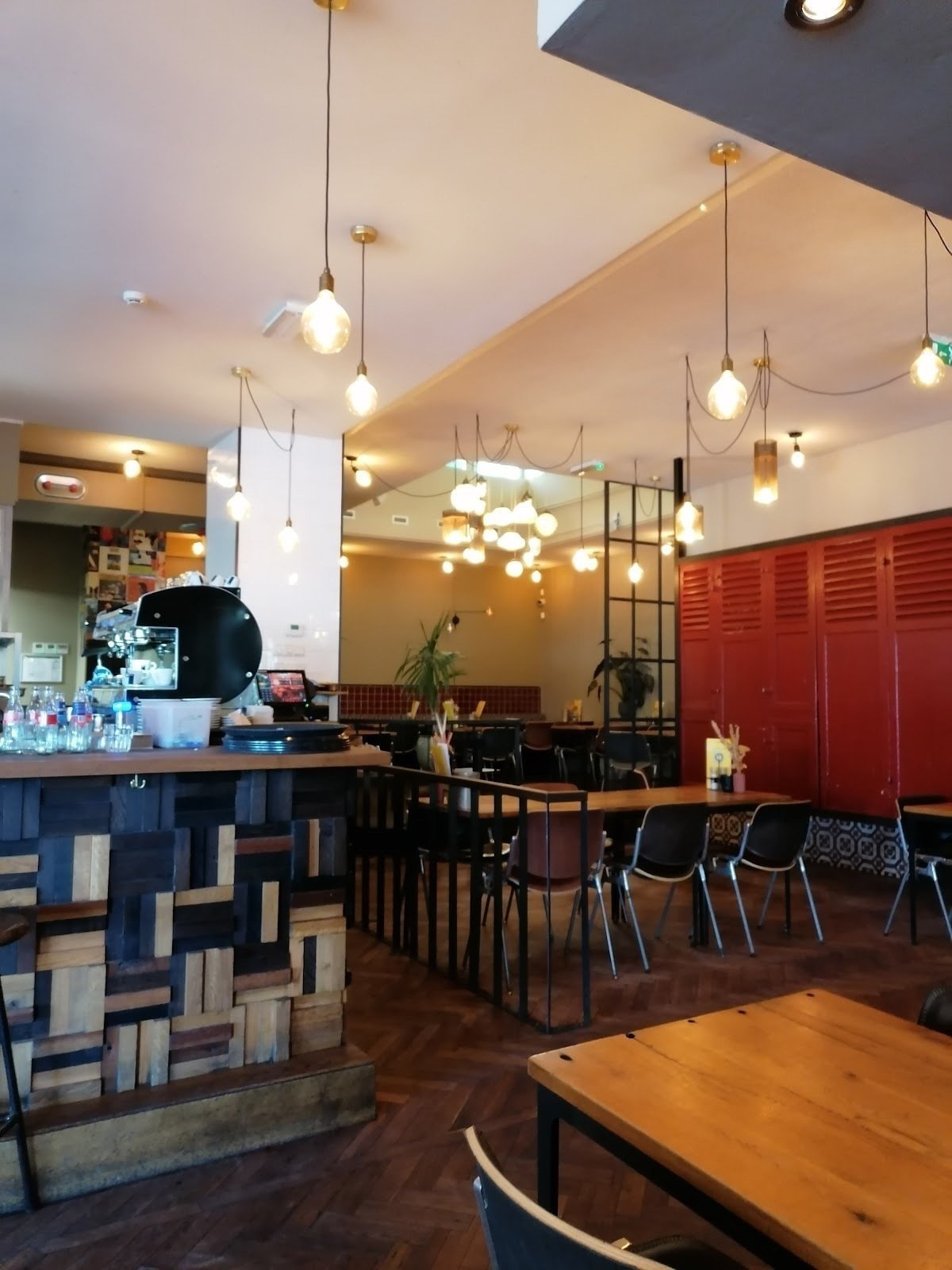 <span class="translation_missing" title="translation missing: en.meta.location_title, location_name: Cafe Vrijdag, city: Amsterdam">Location Title</span>
