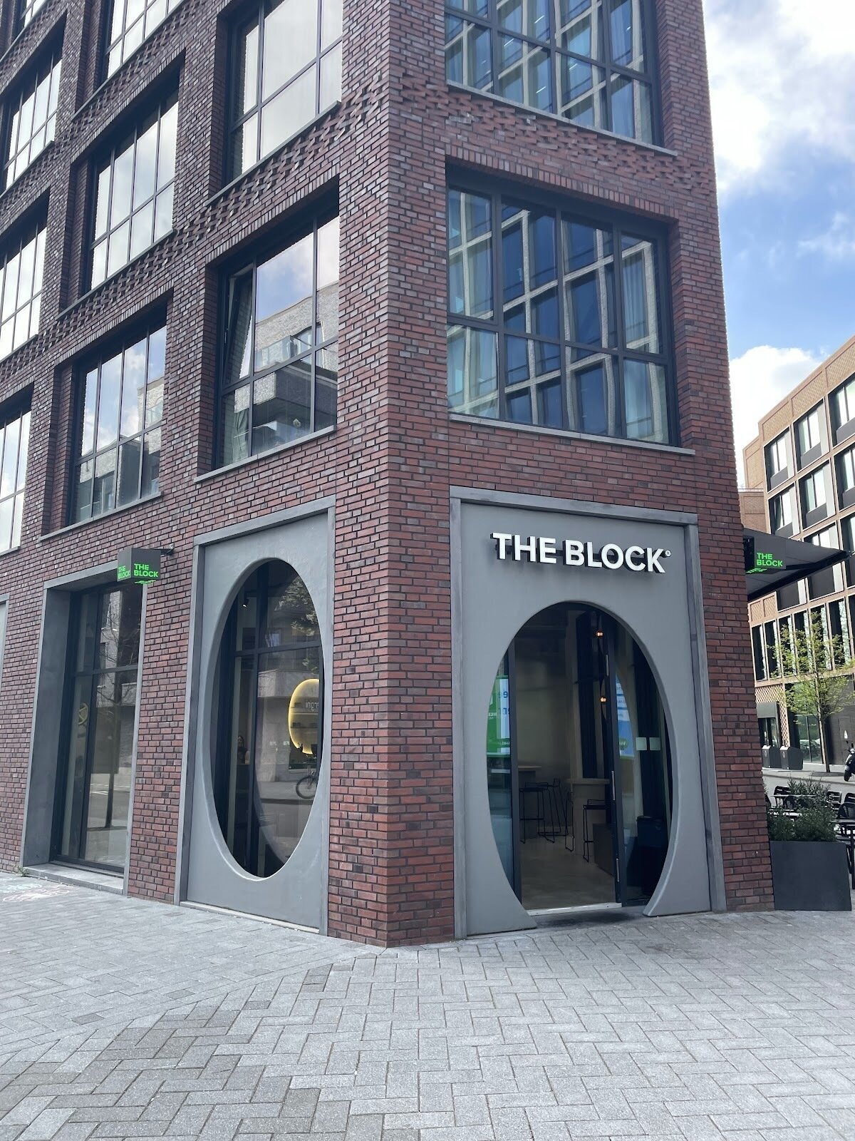 <span class="translation_missing" title="translation missing: en.meta.location_title, location_name: The Block Coffee, city: Amsterdam">Location Title</span>