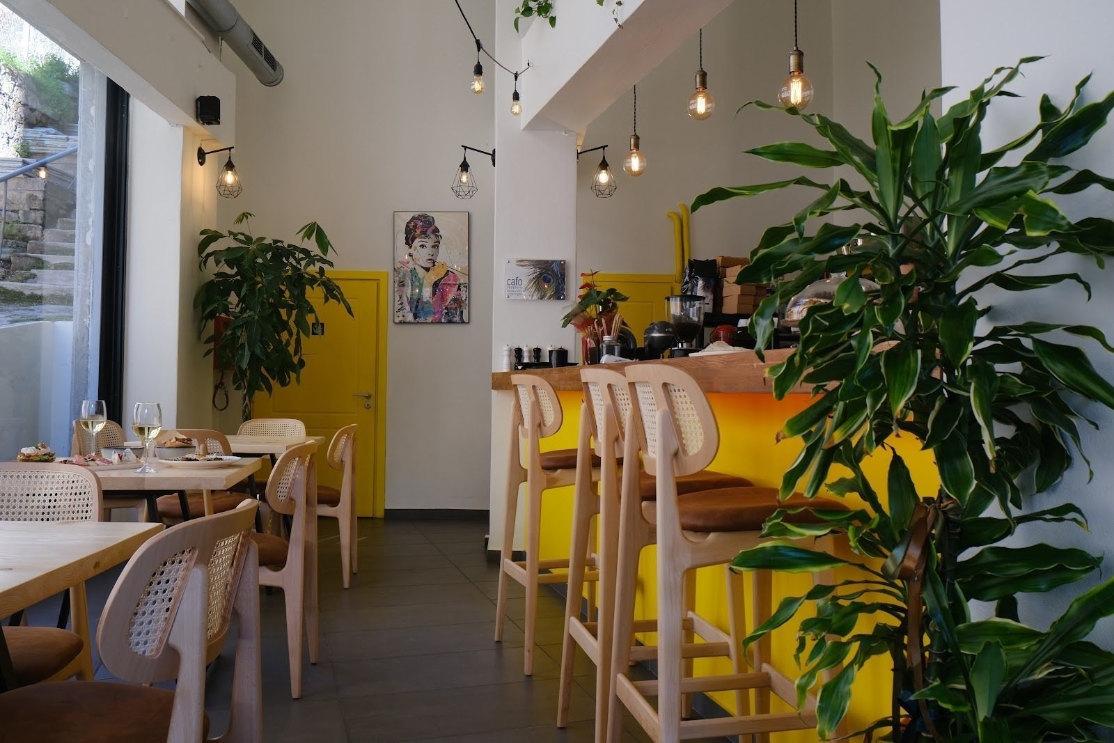 <span class="translation_missing" title="translation missing: en.meta.location_title, location_name: Ομπρέλα Cafe Brunch Bar, city: Athens">Location Title</span>