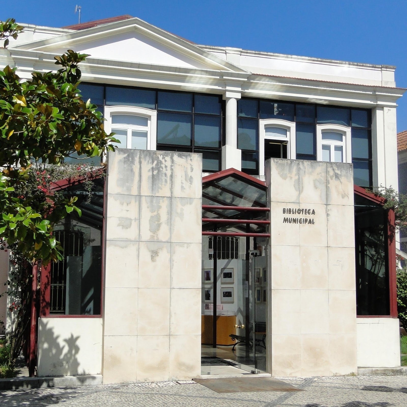 <span class="translation_missing" title="translation missing: en.meta.location_title, location_name: Biblioteca Municipal de Aveiro, city: Aveiro">Location Title</span>