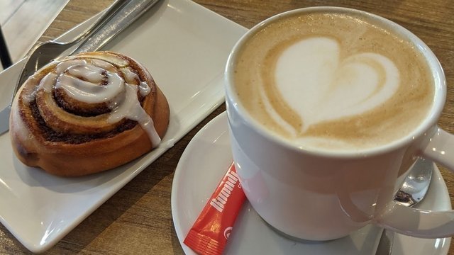 Monlou, Cake and Coffee House