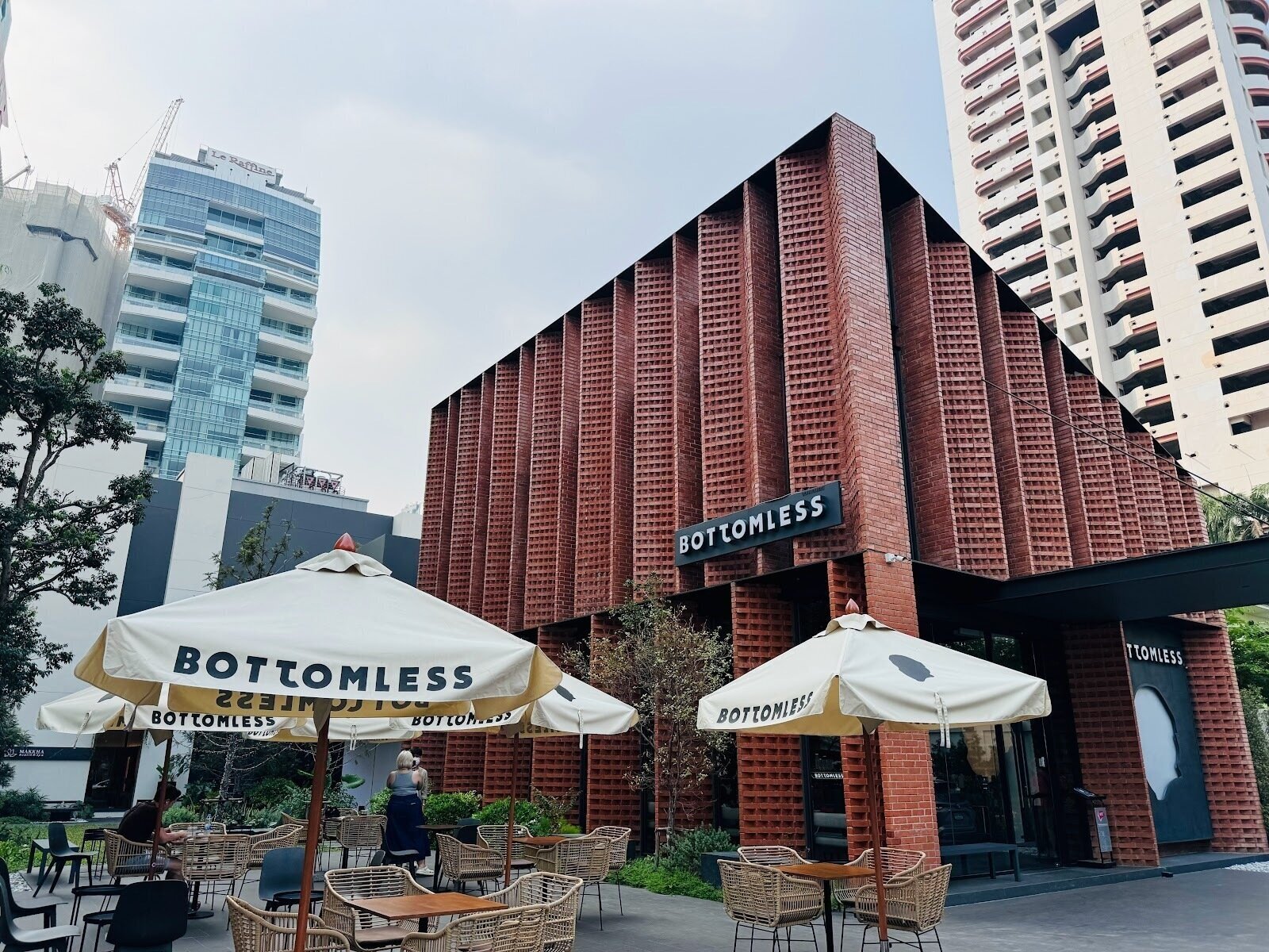 <span class="translation_missing" title="translation missing: en.meta.location_title, location_name: Bottomless S33, city: Bangkok">Location Title</span>