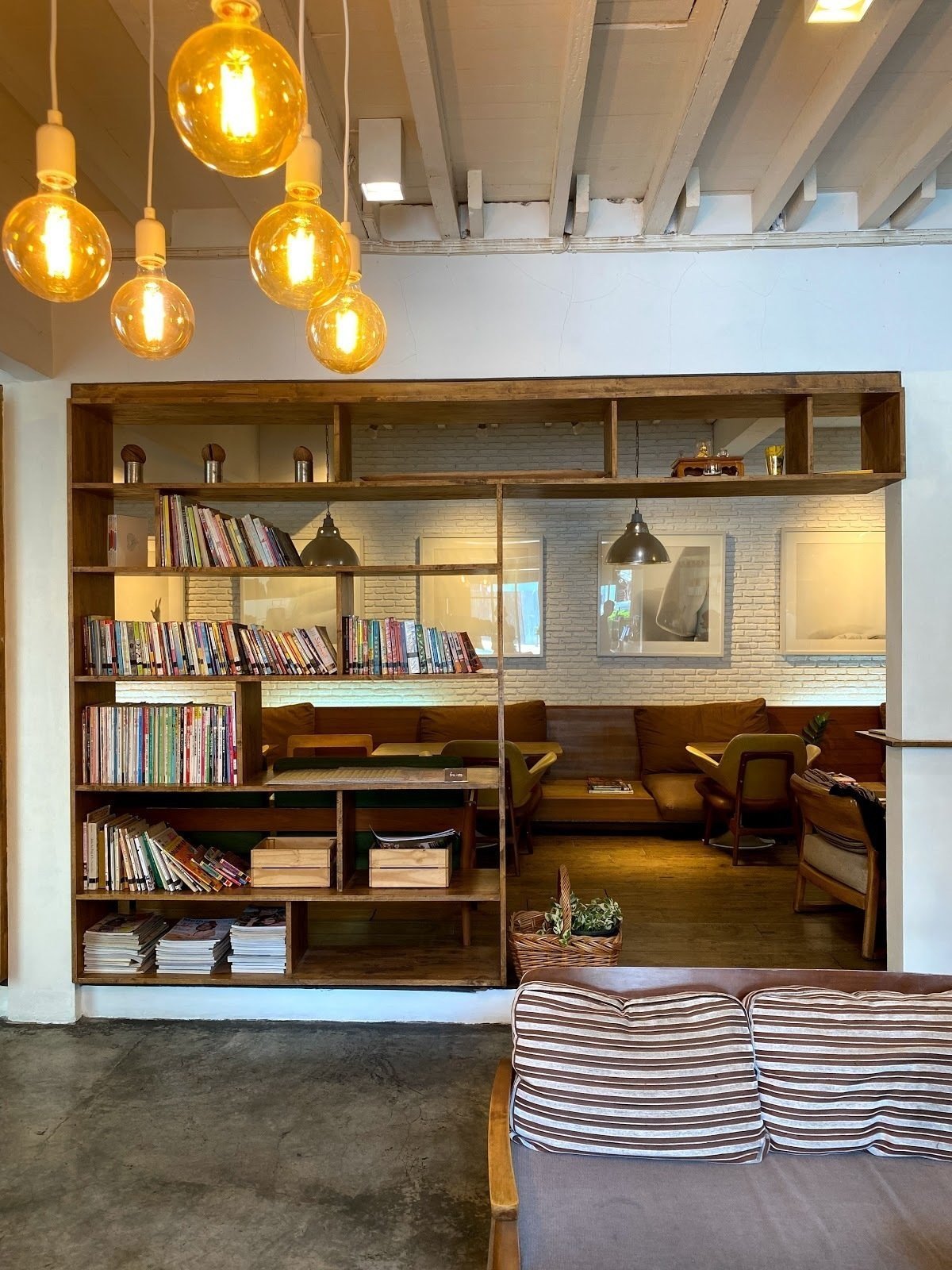 <span class="translation_missing" title="translation missing: en.meta.location_title, location_name: Library Cafe, city: Bangkok">Location Title</span>