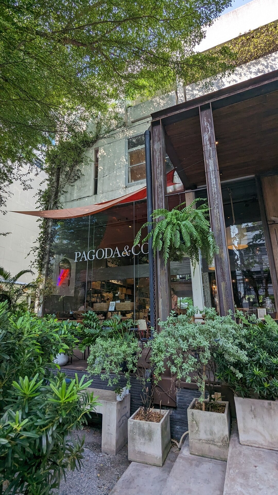 <span class="translation_missing" title="translation missing: en.meta.location_title, location_name: Luka Cafe, city: Bangkok">Location Title</span>