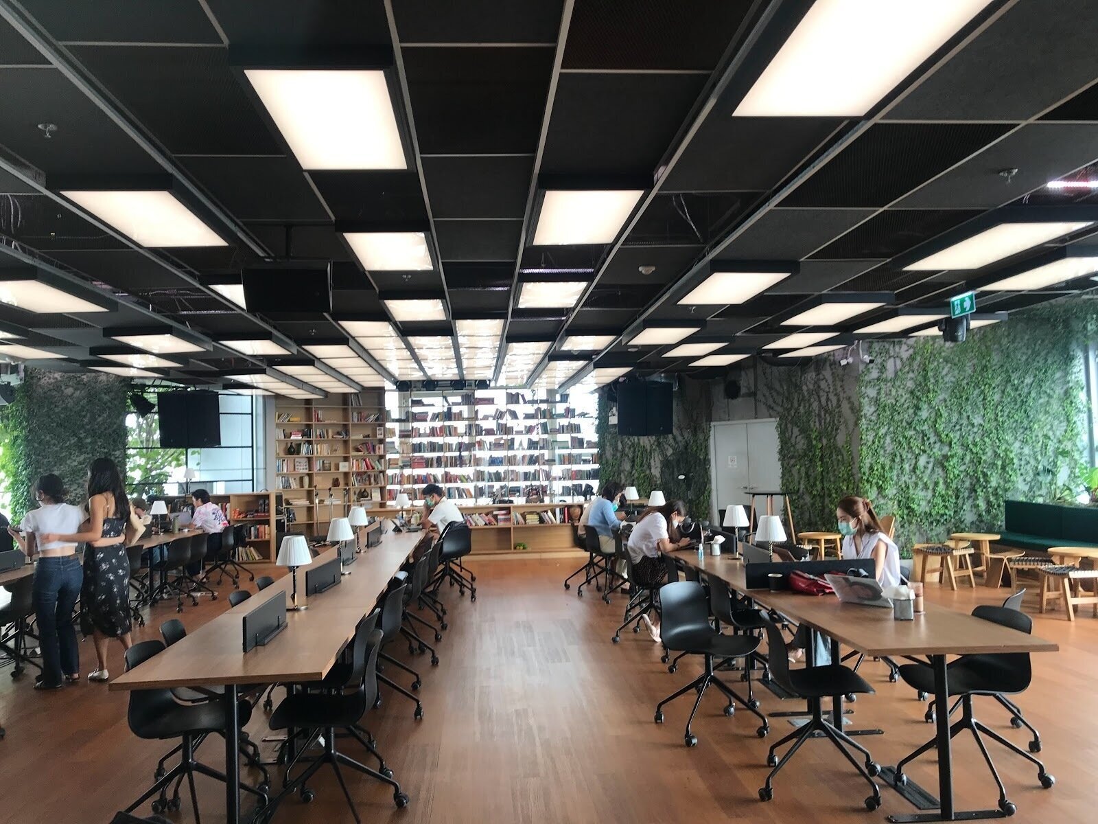 <span class="translation_missing" title="translation missing: en.meta.location_title, location_name: Paper Plane Project, city: Bangkok">Location Title</span>