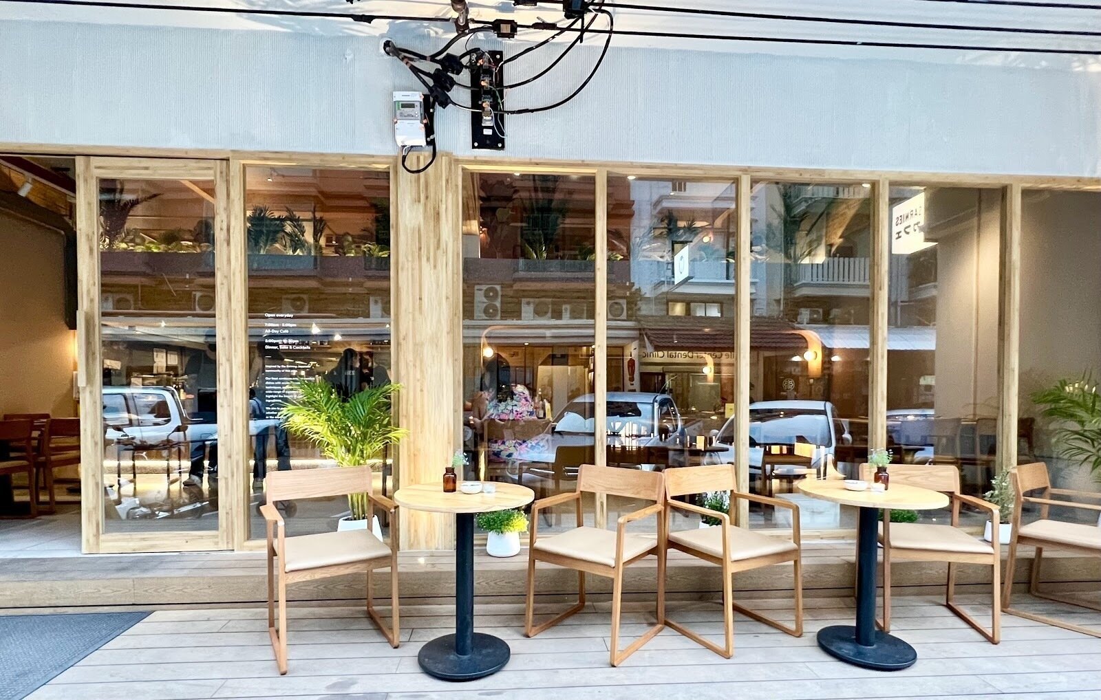 <span class="translation_missing" title="translation missing: en.meta.location_title, location_name: Sarnies Cafe Sukhumvit, city: Bangkok">Location Title</span>