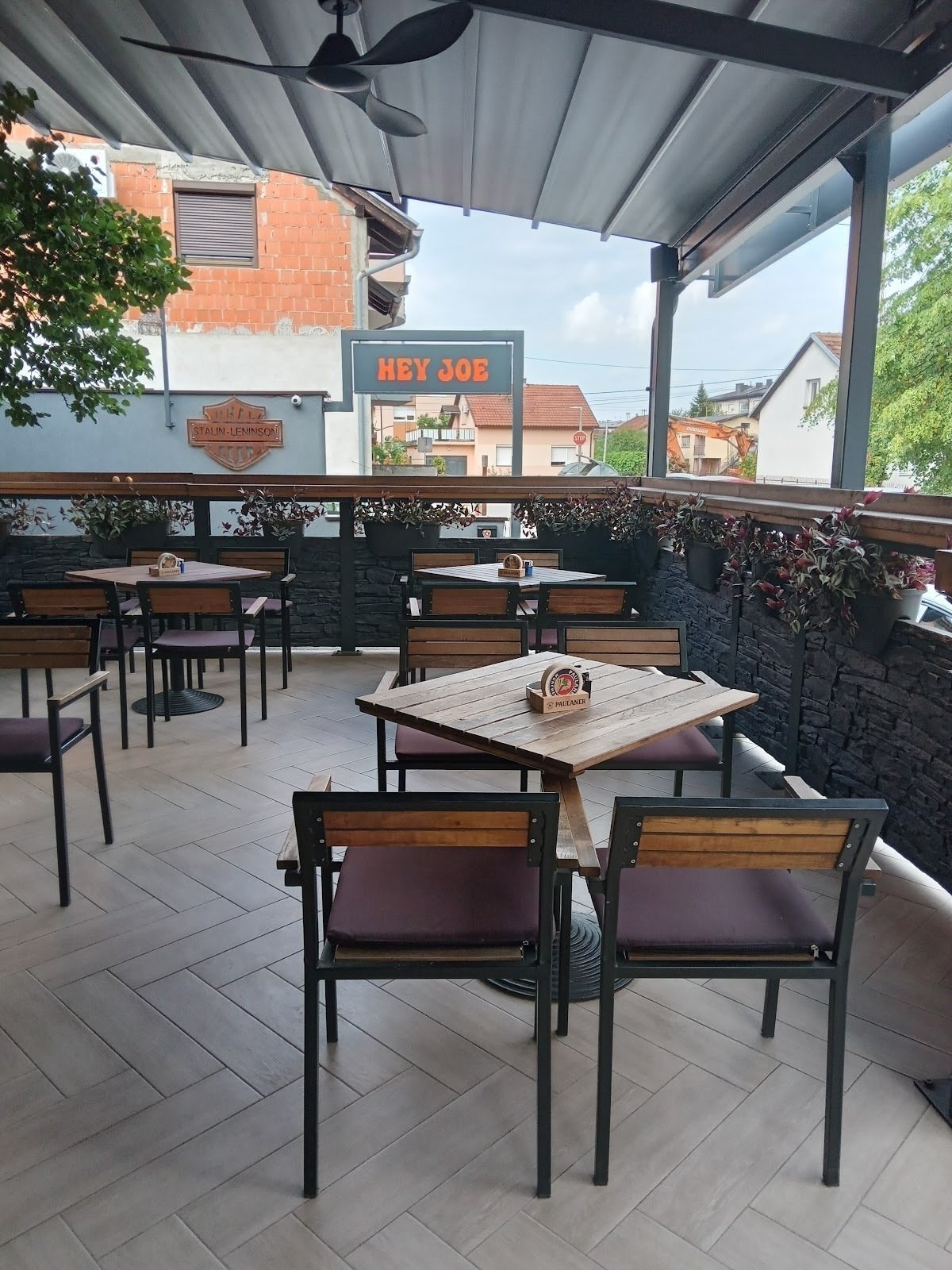 <span class="translation_missing" title="translation missing: en.meta.location_title, location_name: Hey Joe, city: Banja Luka">Location Title</span>
