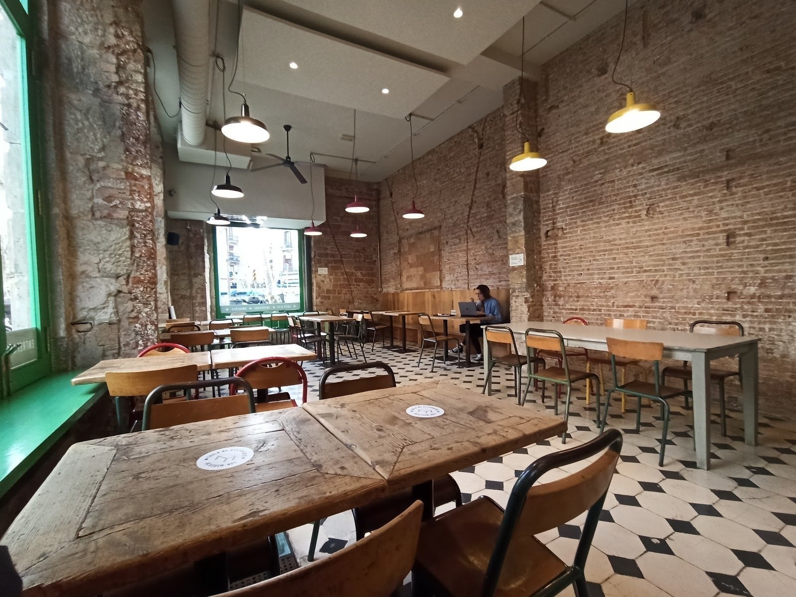 <span class="translation_missing" title="translation missing: en.meta.location_title, location_name: SandwiChez Sant Antoni, city: Barcelona">Location Title</span>