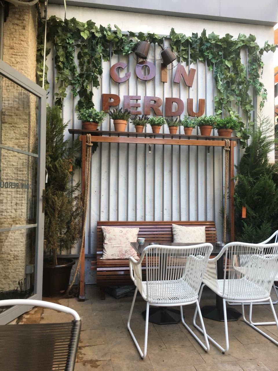 <span class="translation_missing" title="translation missing: en.meta.location_title, location_name: Coin perdu, city: Beirut">Location Title</span>