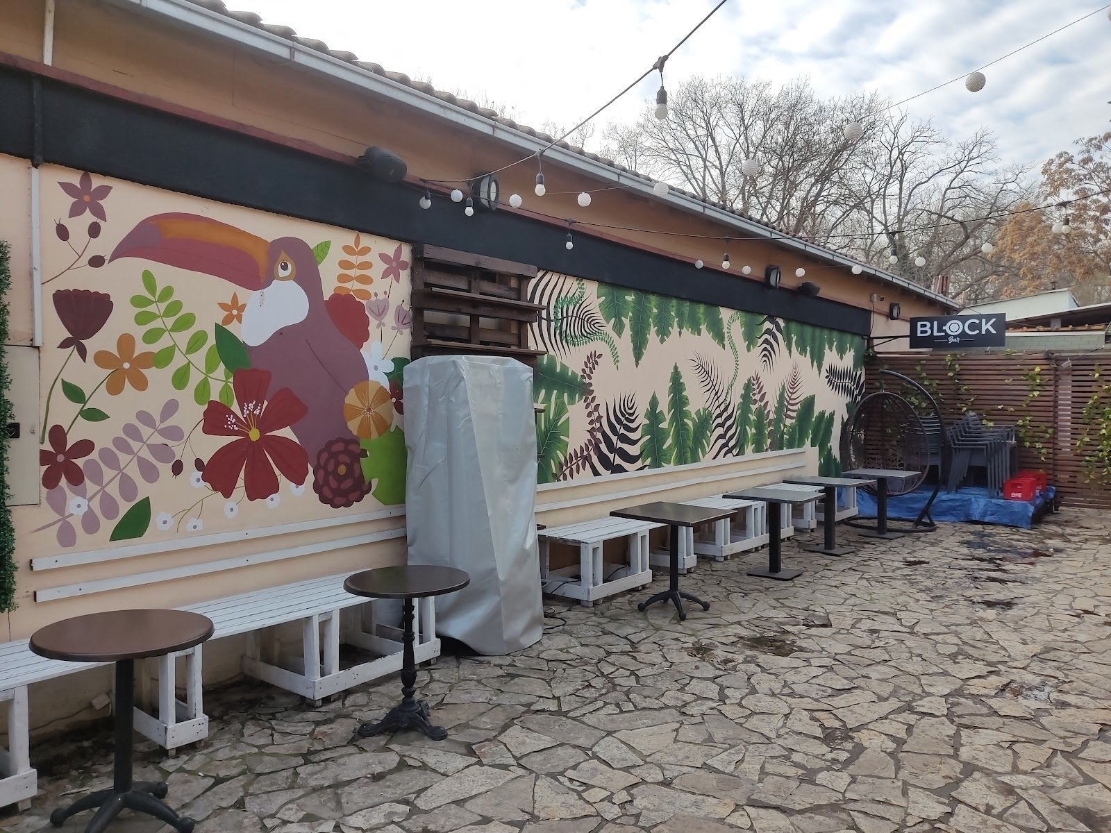 <span class="translation_missing" title="translation missing: en.meta.location_title, location_name: Block bar, city: Belgrade">Location Title</span>