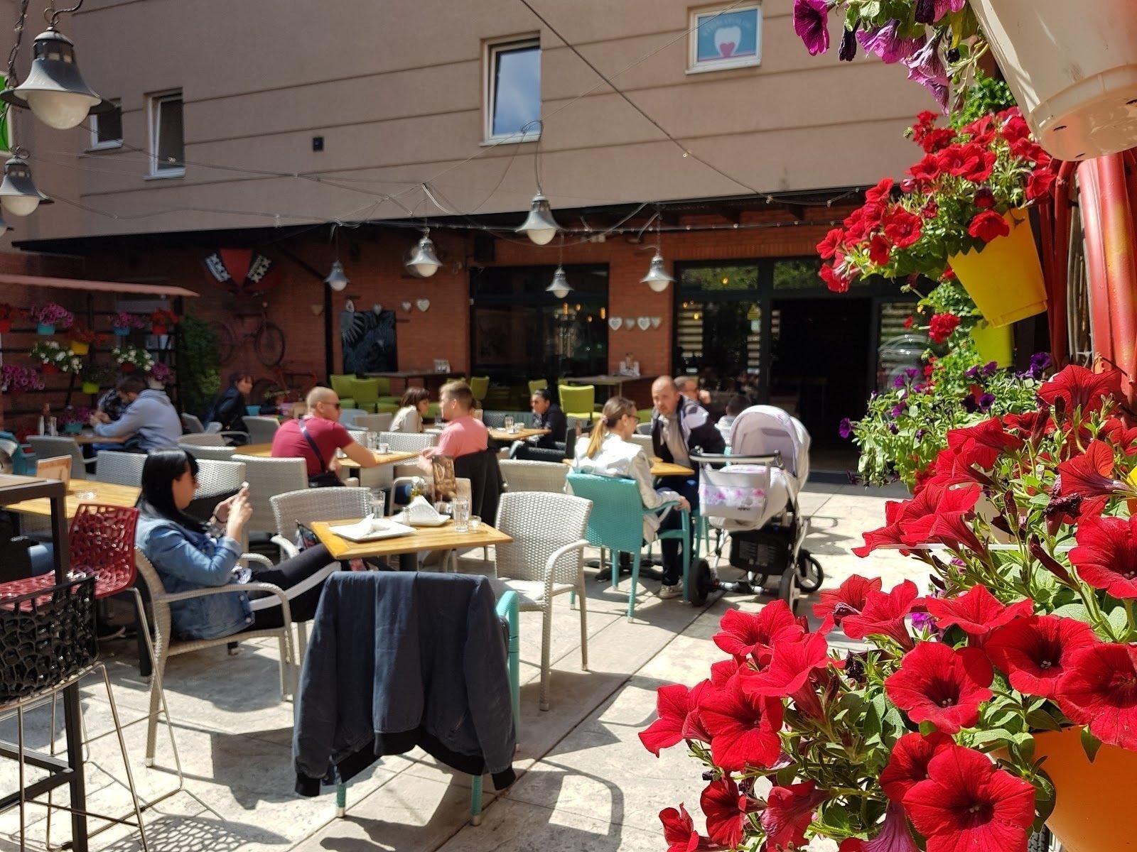 <span class="translation_missing" title="translation missing: en.meta.location_title, location_name: Caffe Restoran Amsterdam, city: Belgrade">Location Title</span>