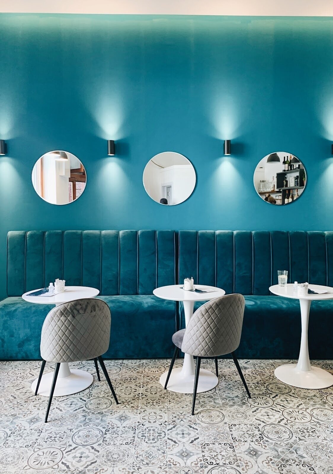 <span class="translation_missing" title="translation missing: en.meta.location_title, location_name: WKND coffee shop, city: Belgrade">Location Title</span>