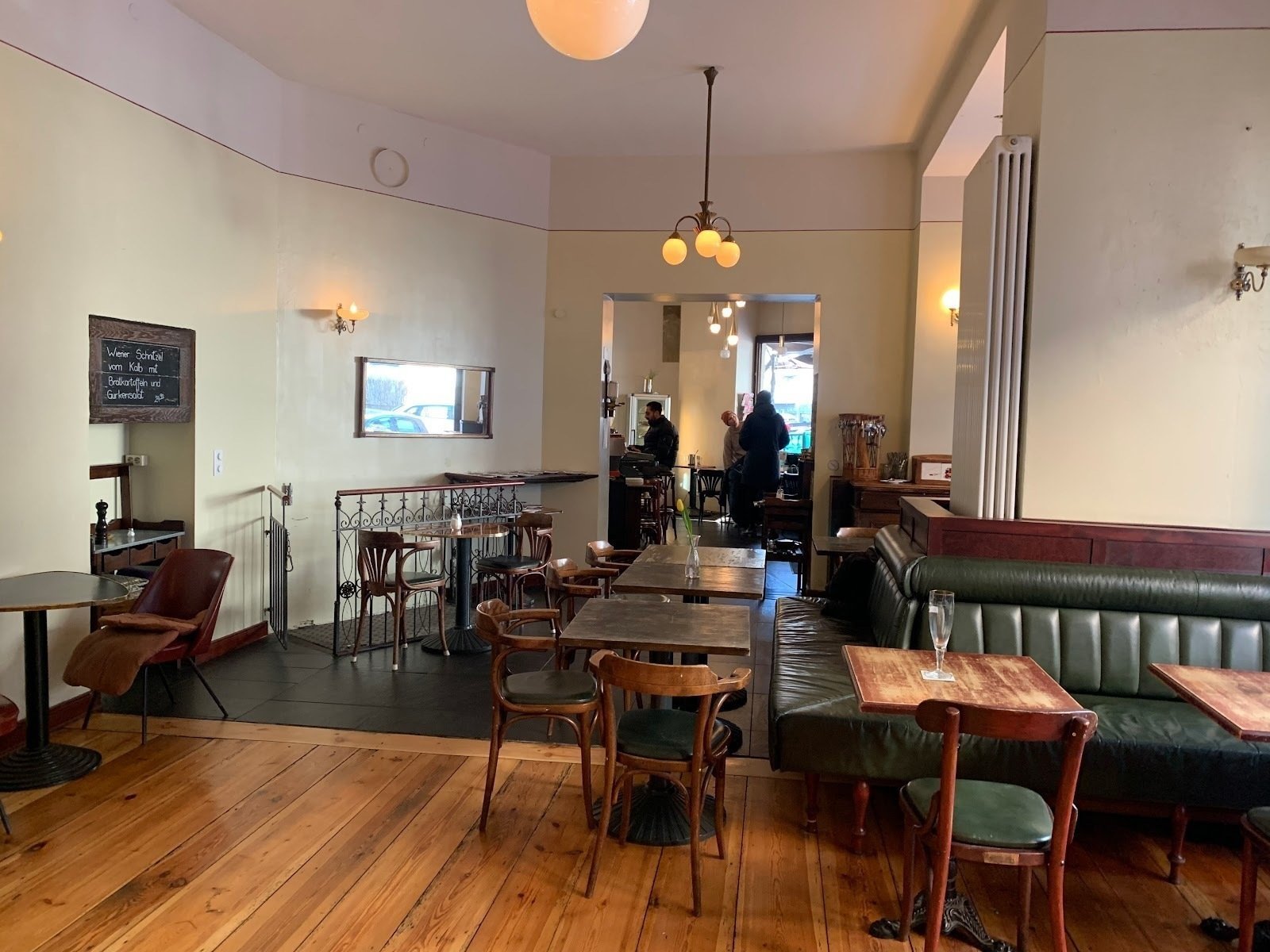 <span class="translation_missing" title="translation missing: en.meta.location_title, location_name: Goldberg Bar Café Restaurant, city: Berlin">Location Title</span>