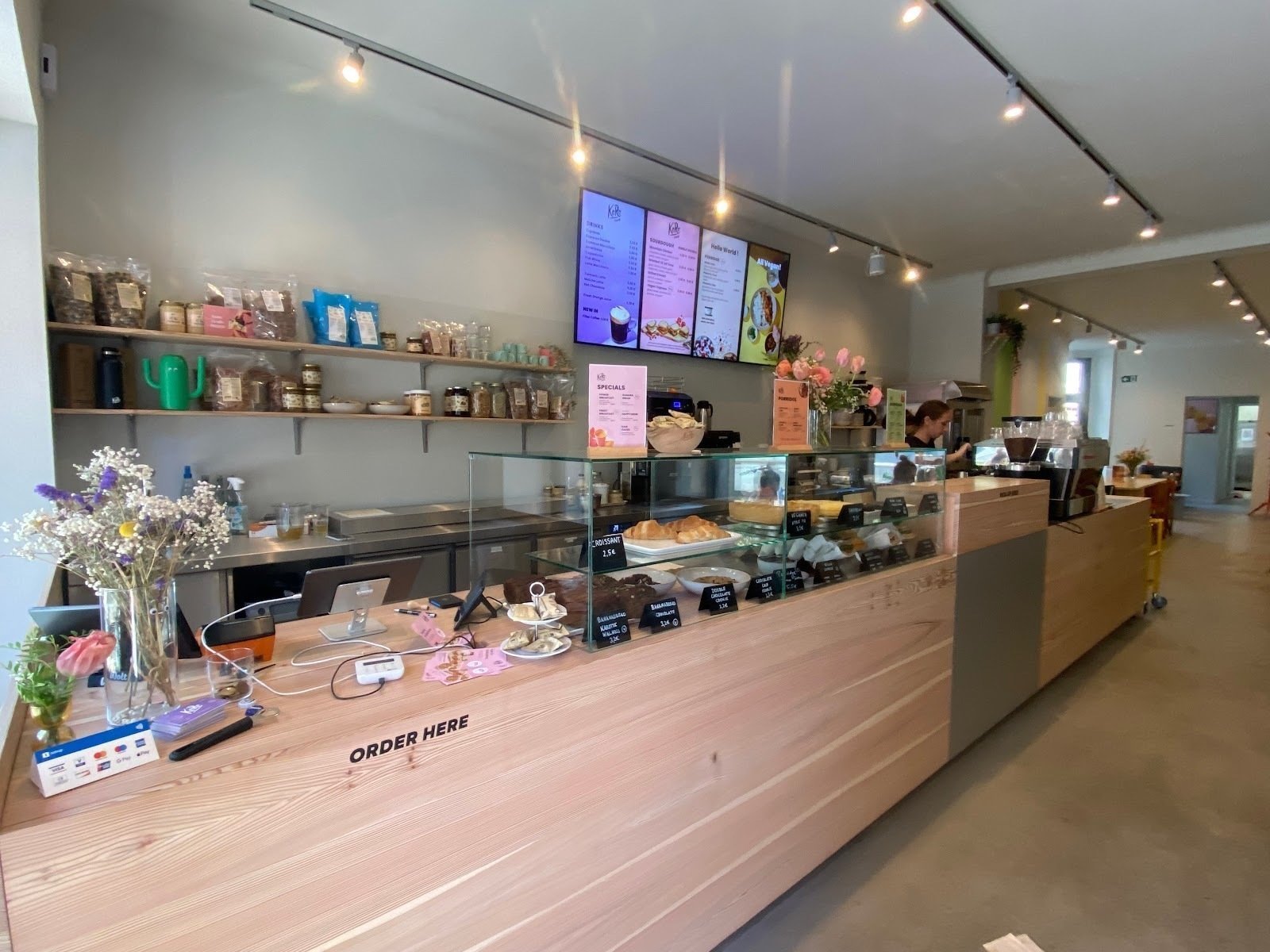 <span class="translation_missing" title="translation missing: en.meta.location_title, location_name: KoRo Café, city: Berlin">Location Title</span>