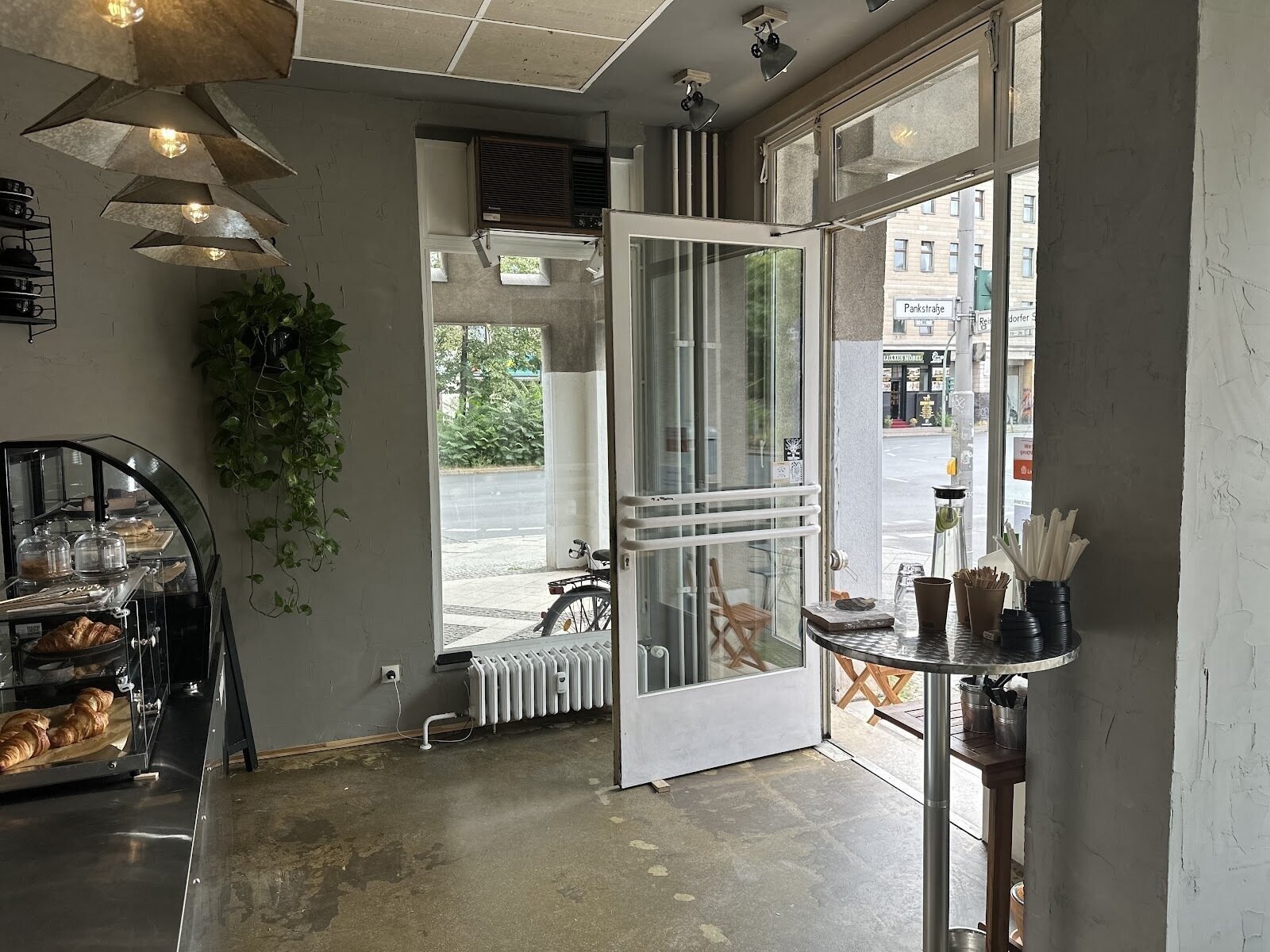 <span class="translation_missing" title="translation missing: en.meta.location_title, location_name: OOFT COFFEE &amp; LUNCH, city: Berlin">Location Title</span>