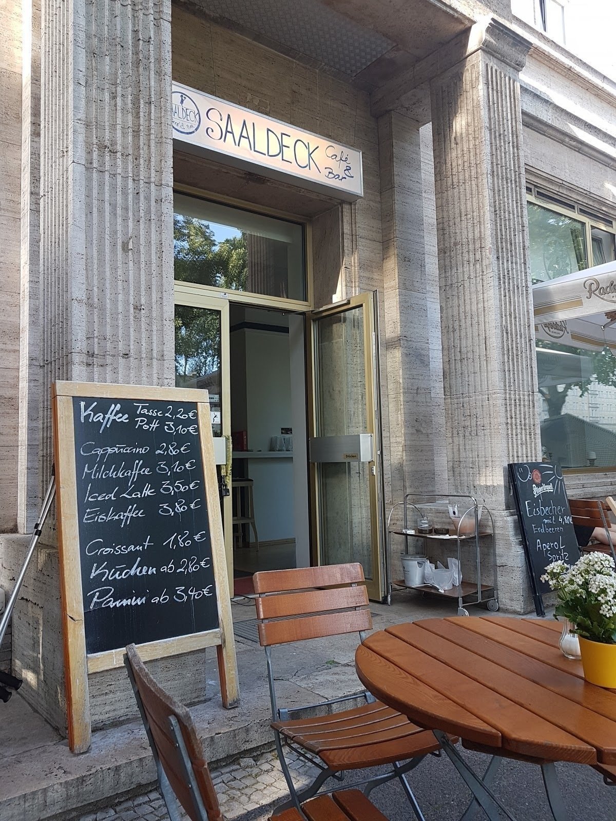 <span class="translation_missing" title="translation missing: en.meta.location_title, location_name: Saaldeck Café &amp; Bar, city: Berlin">Location Title</span>
