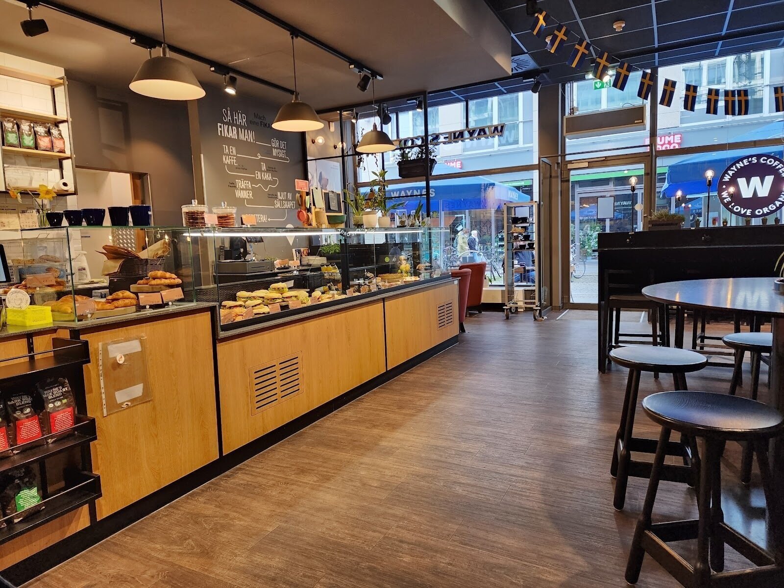 <span class="translation_missing" title="translation missing: en.meta.location_title, location_name: Waynes Coffee, city: Berlin">Location Title</span>