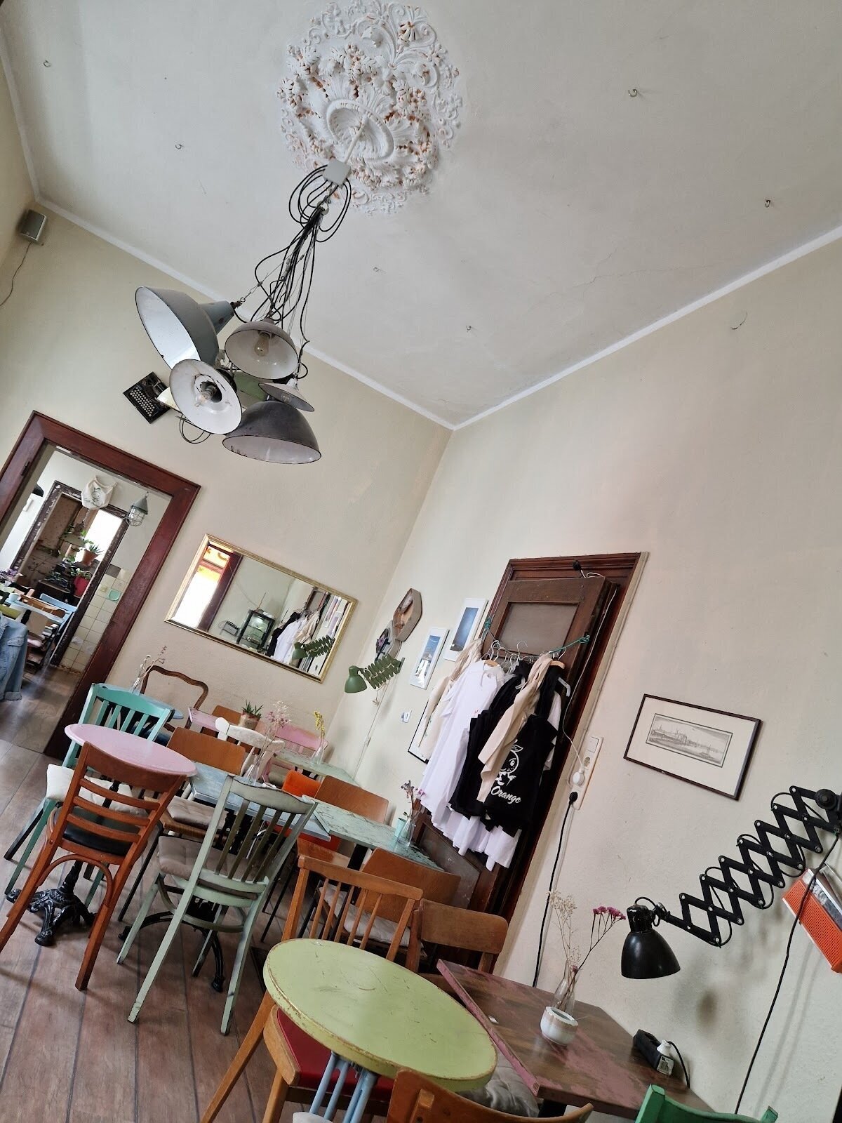 <span class="translation_missing" title="translation missing: en.meta.location_title, location_name: Café Orange, city: Bonn">Location Title</span>