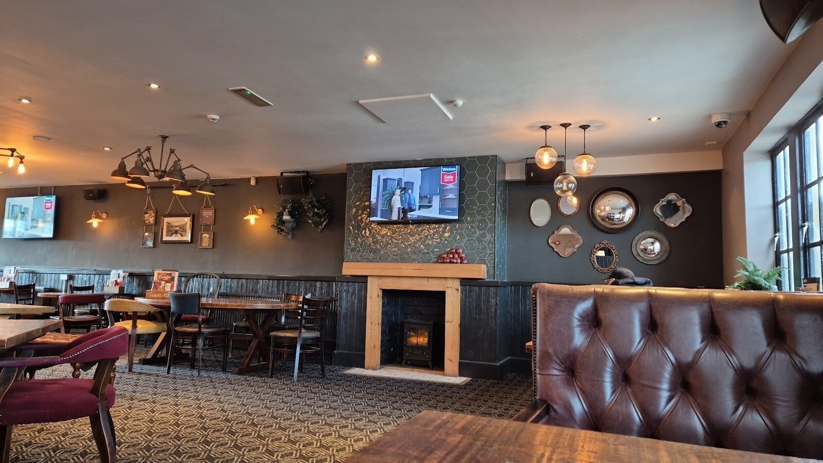 <span class="translation_missing" title="translation missing: en.meta.location_title, location_name: Old Ball, city: Bradford">Location Title</span>