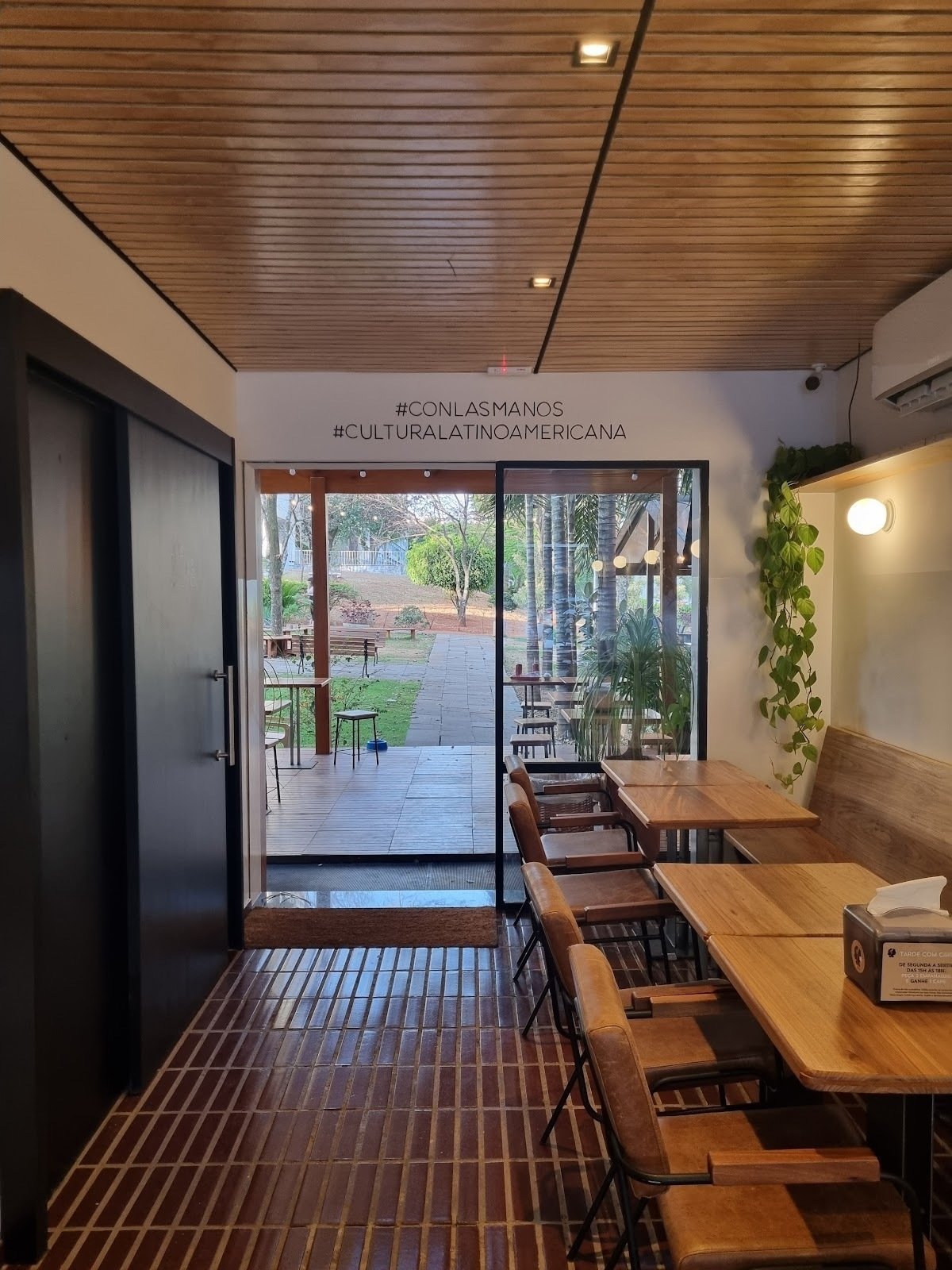<span class="translation_missing" title="translation missing: en.meta.location_title, location_name: La Guapa Empanadas, city: Brasília">Location Title</span>