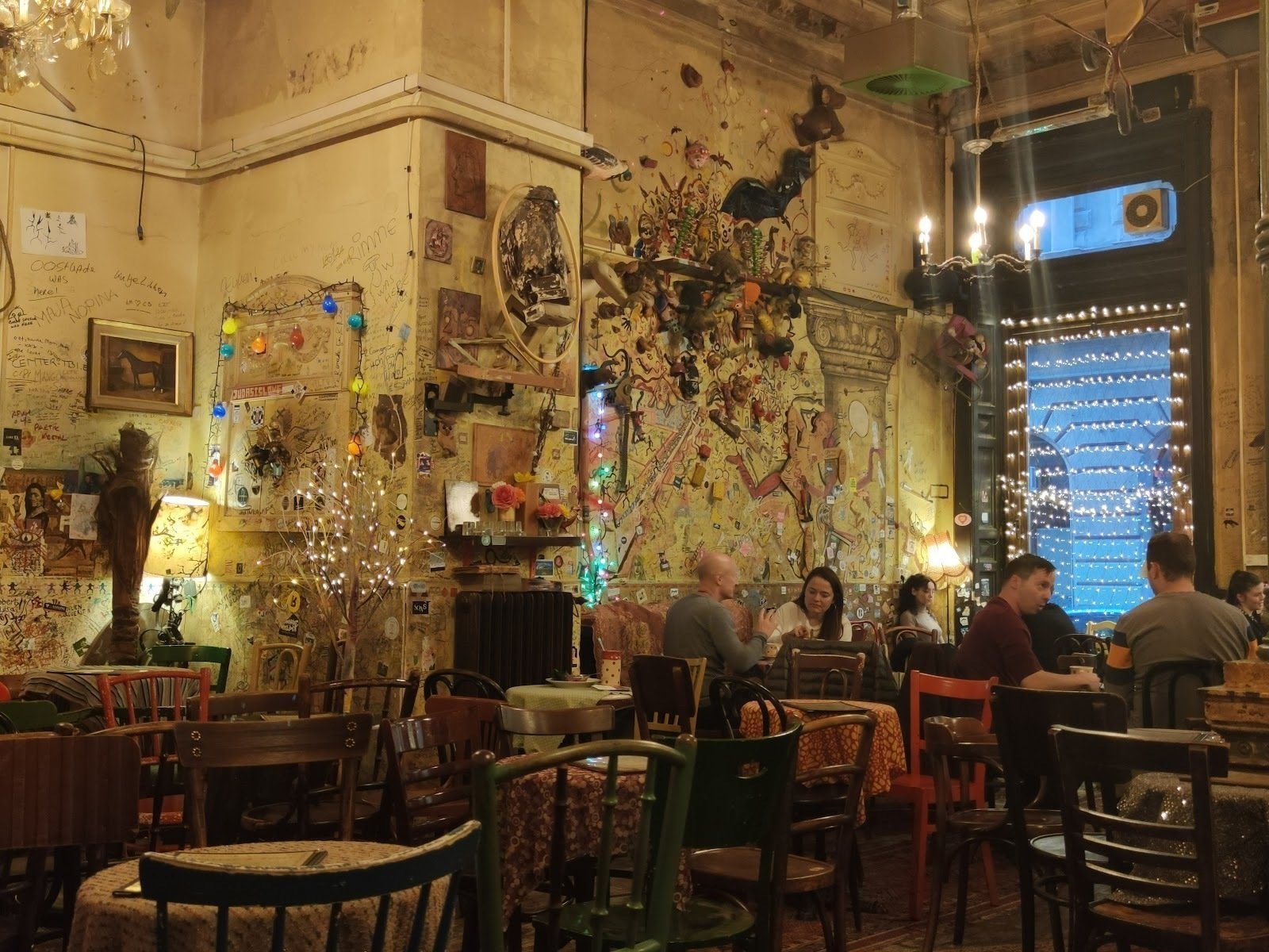 <span class="translation_missing" title="translation missing: en.meta.location_title, location_name: Csendes Létterem - Vintage Bar &amp; Café, city: Budapest">Location Title</span>