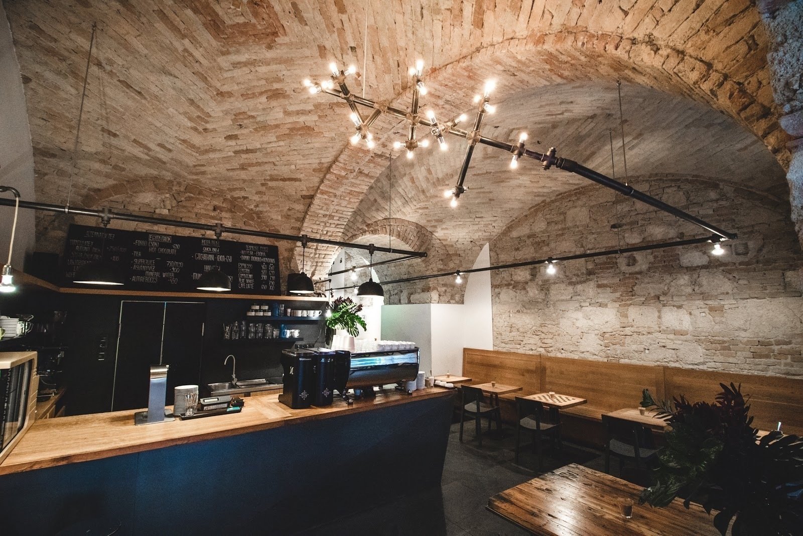 <span class="translation_missing" title="translation missing: en.meta.location_title, location_name: Espresso Embassy, city: Budapest">Location Title</span>