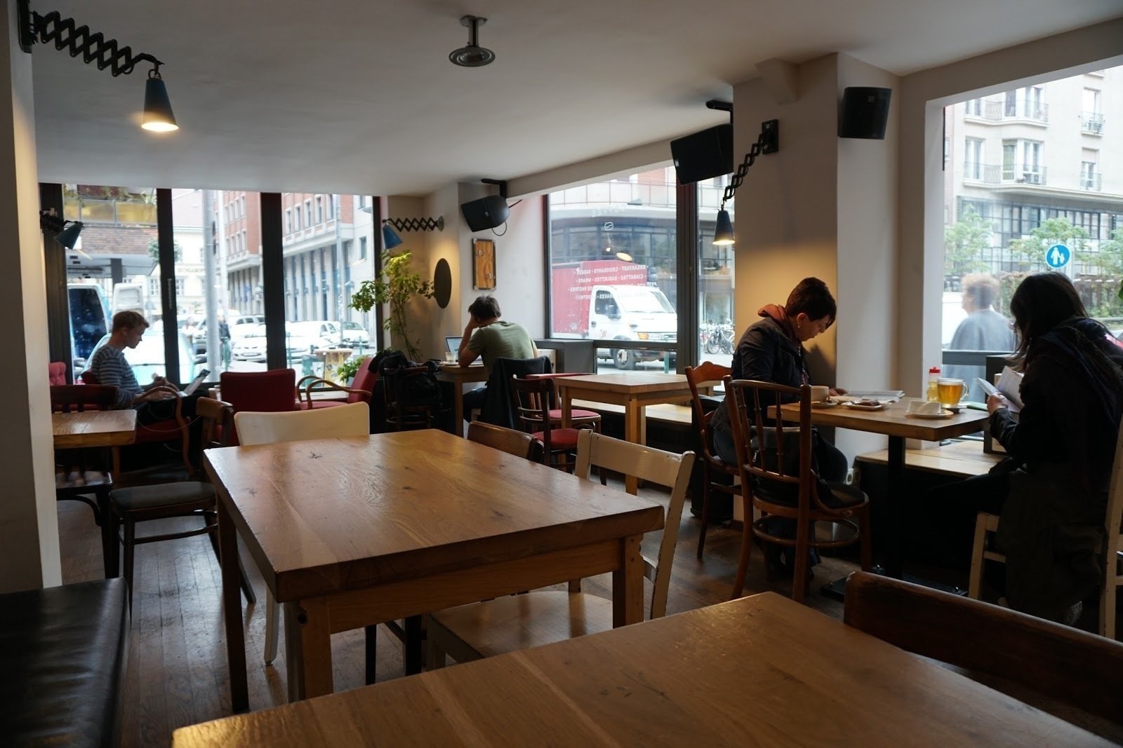 <span class="translation_missing" title="translation missing: en.meta.location_title, location_name: Központ Cafe, city: Budapest">Location Title</span>