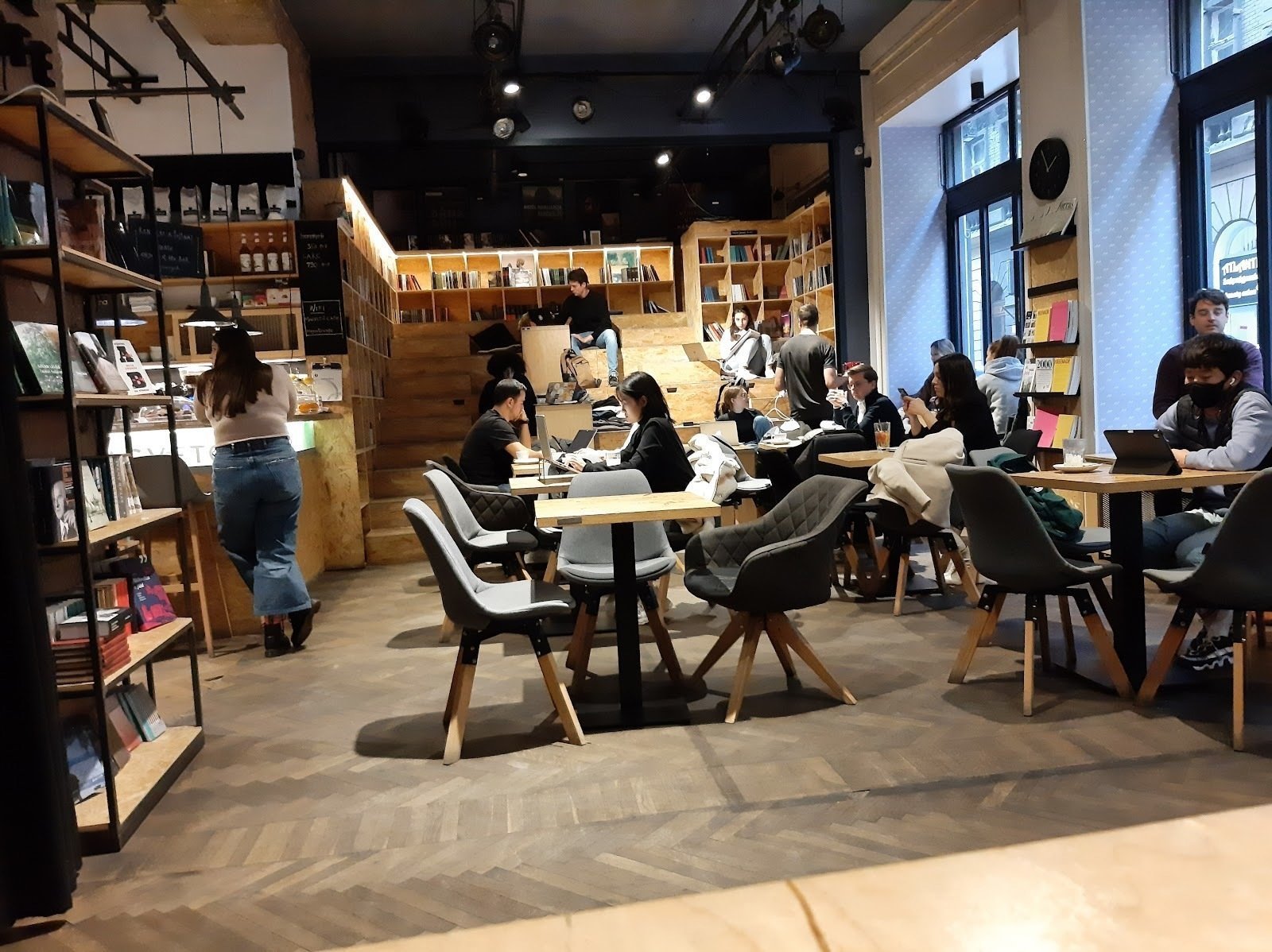 <span class="translation_missing" title="translation missing: en.meta.location_title, location_name: Magvető Café, city: Budapest">Location Title</span>
