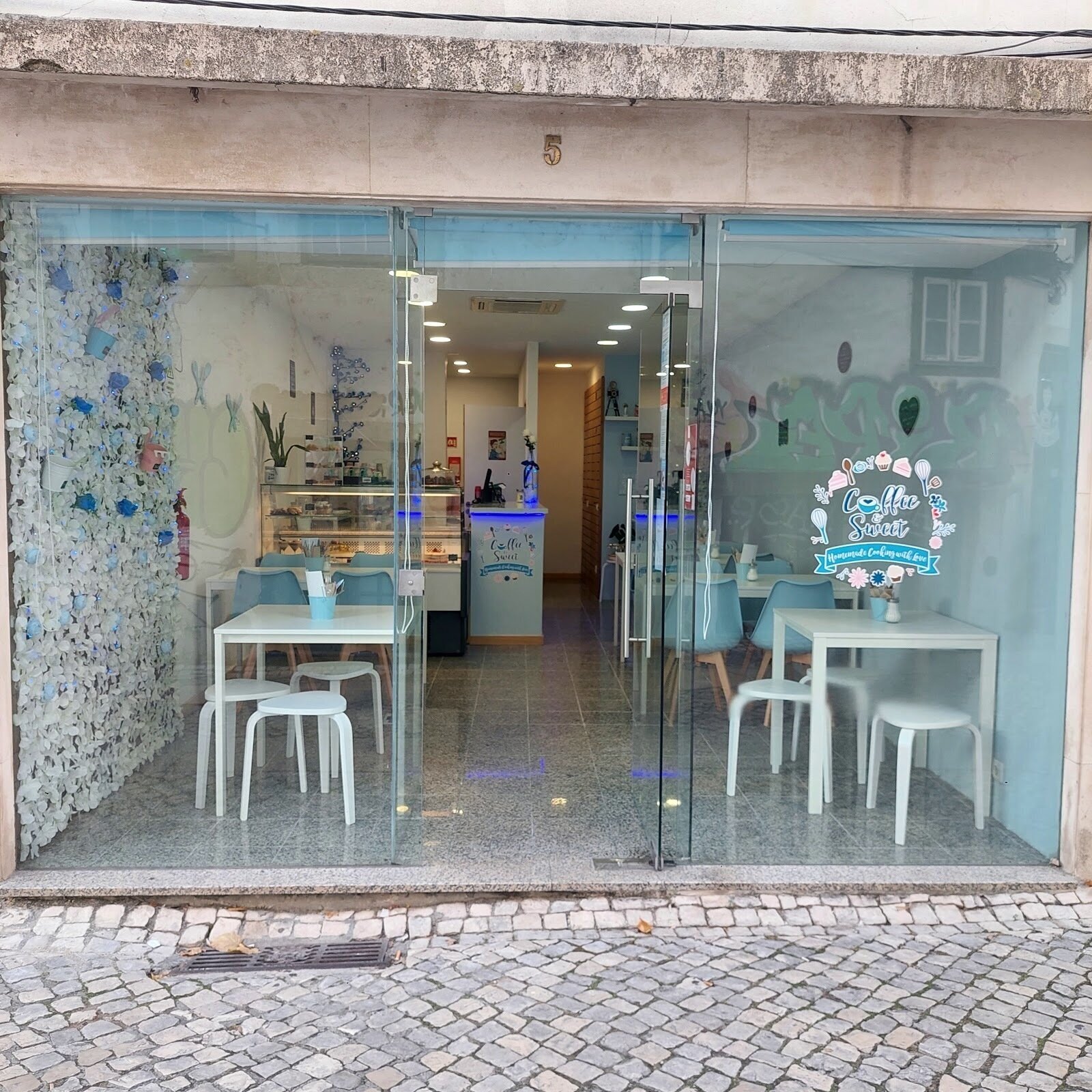 <span class="translation_missing" title="translation missing: en.meta.location_title, location_name: Coffee &amp; Sweet, city: Coimbra">Location Title</span>