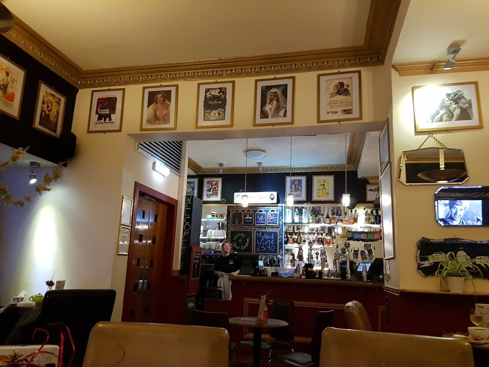 <span class="translation_missing" title="translation missing: en.meta.location_title, location_name: Cameo Picturehouse, city: Edinburgh">Location Title</span>