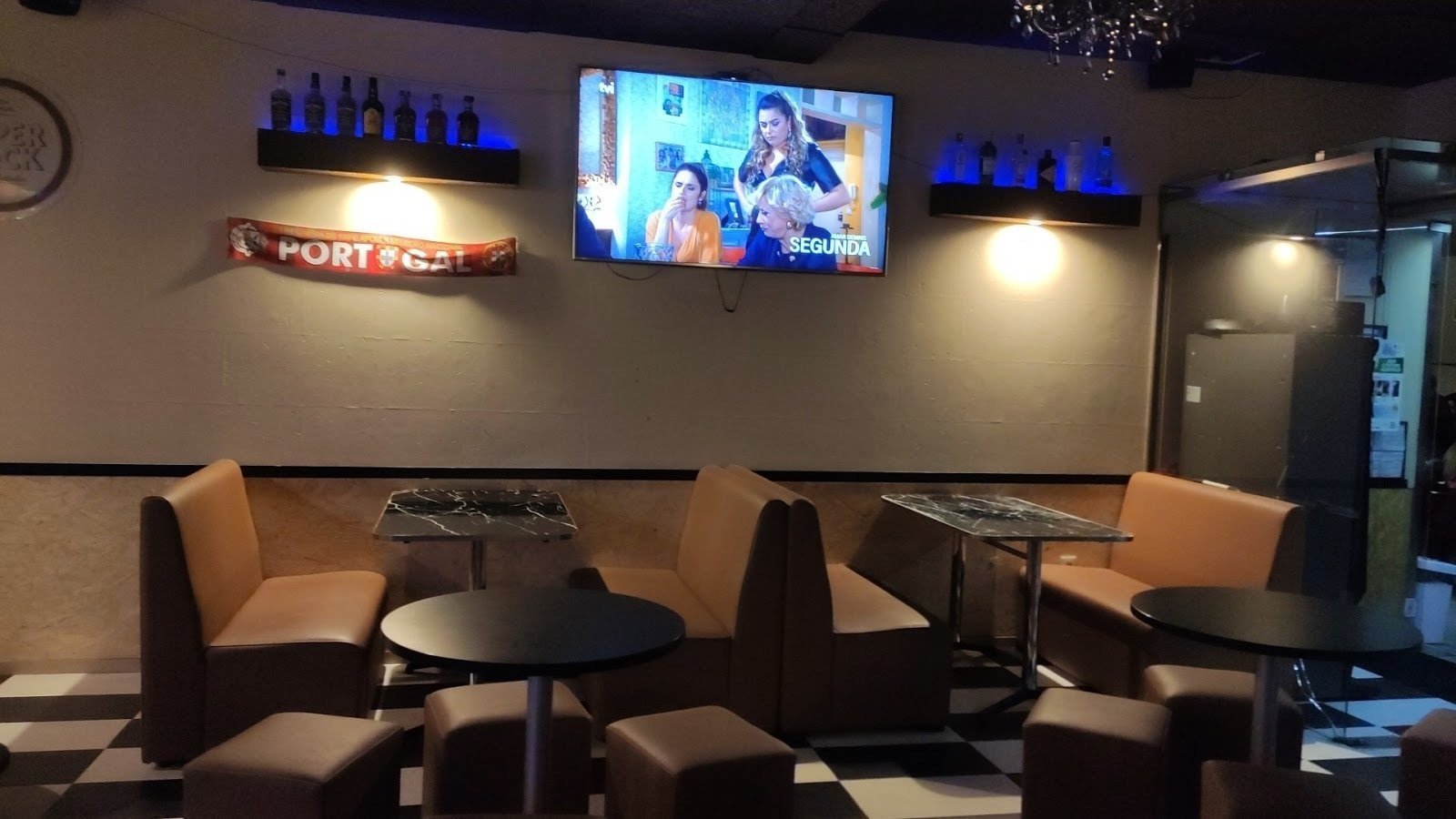 <span class="translation_missing" title="translation missing: en.meta.location_title, location_name: Feedback Cafe Bar, city: Fafe">Location Title</span>