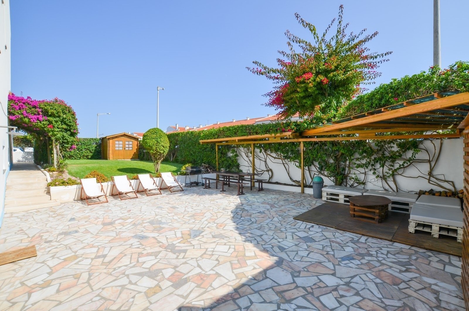 <span class="translation_missing" title="translation missing: en.meta.location_title, location_name: Sandycamps Surf House, city: Ferrel">Location Title</span>