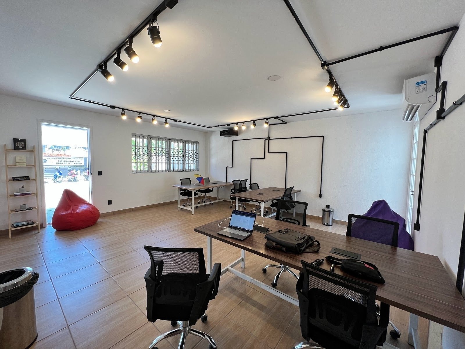 <span class="translation_missing" title="translation missing: en.meta.location_title, location_name: Cordel Cosmico Cafe &amp; Coworking, city: Florianópolis">Location Title</span>