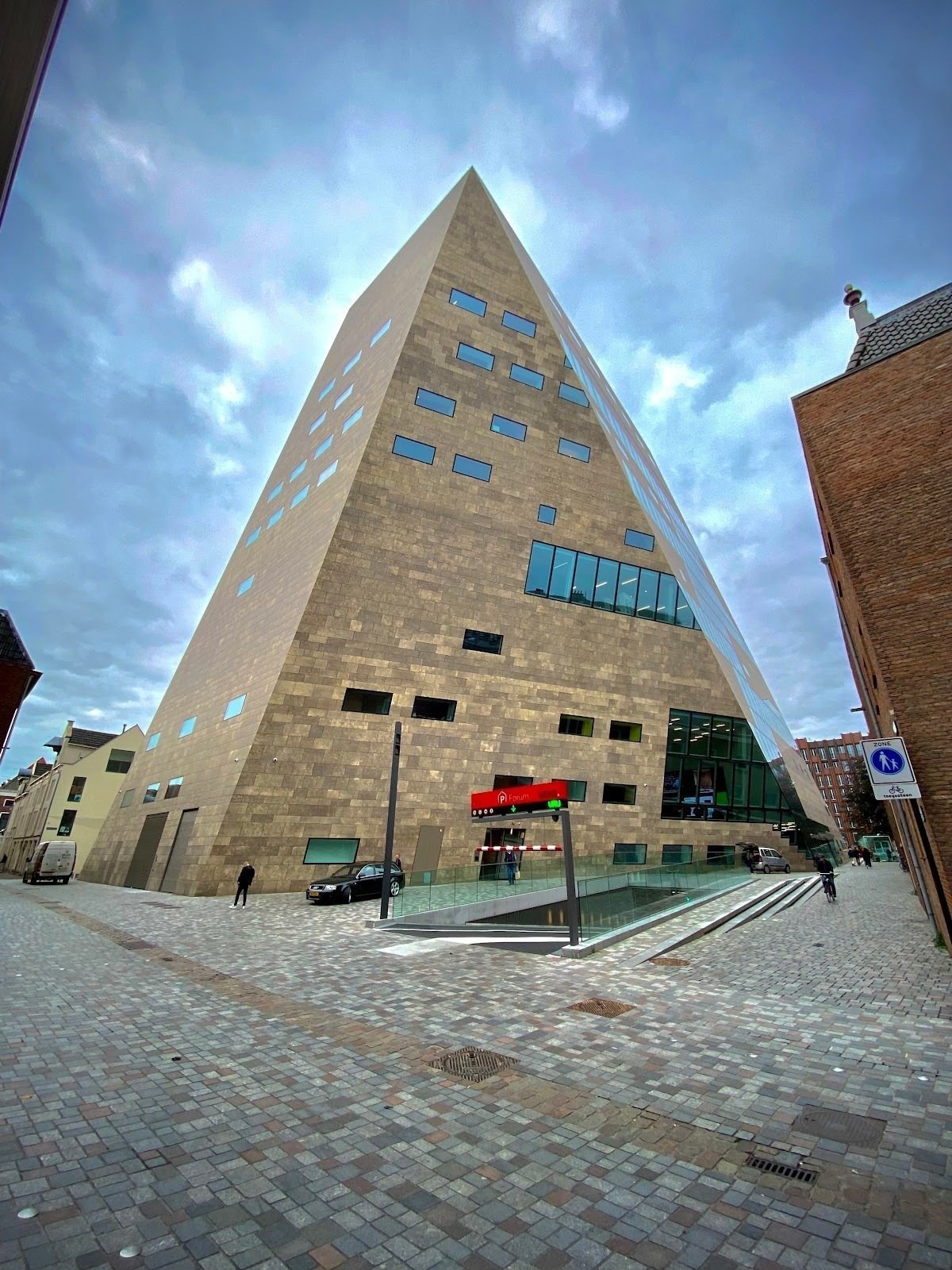 <span class="translation_missing" title="translation missing: en.meta.location_title, location_name: Forum Groningen, city: Groningen">Location Title</span>