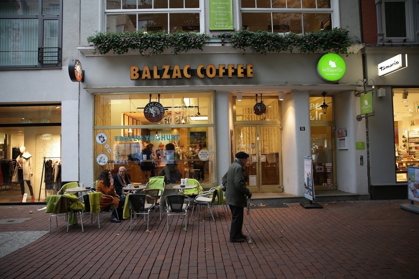 <span class="translation_missing" title="translation missing: en.meta.location_title, location_name: Balzac Coffee, city: Hamburg">Location Title</span>