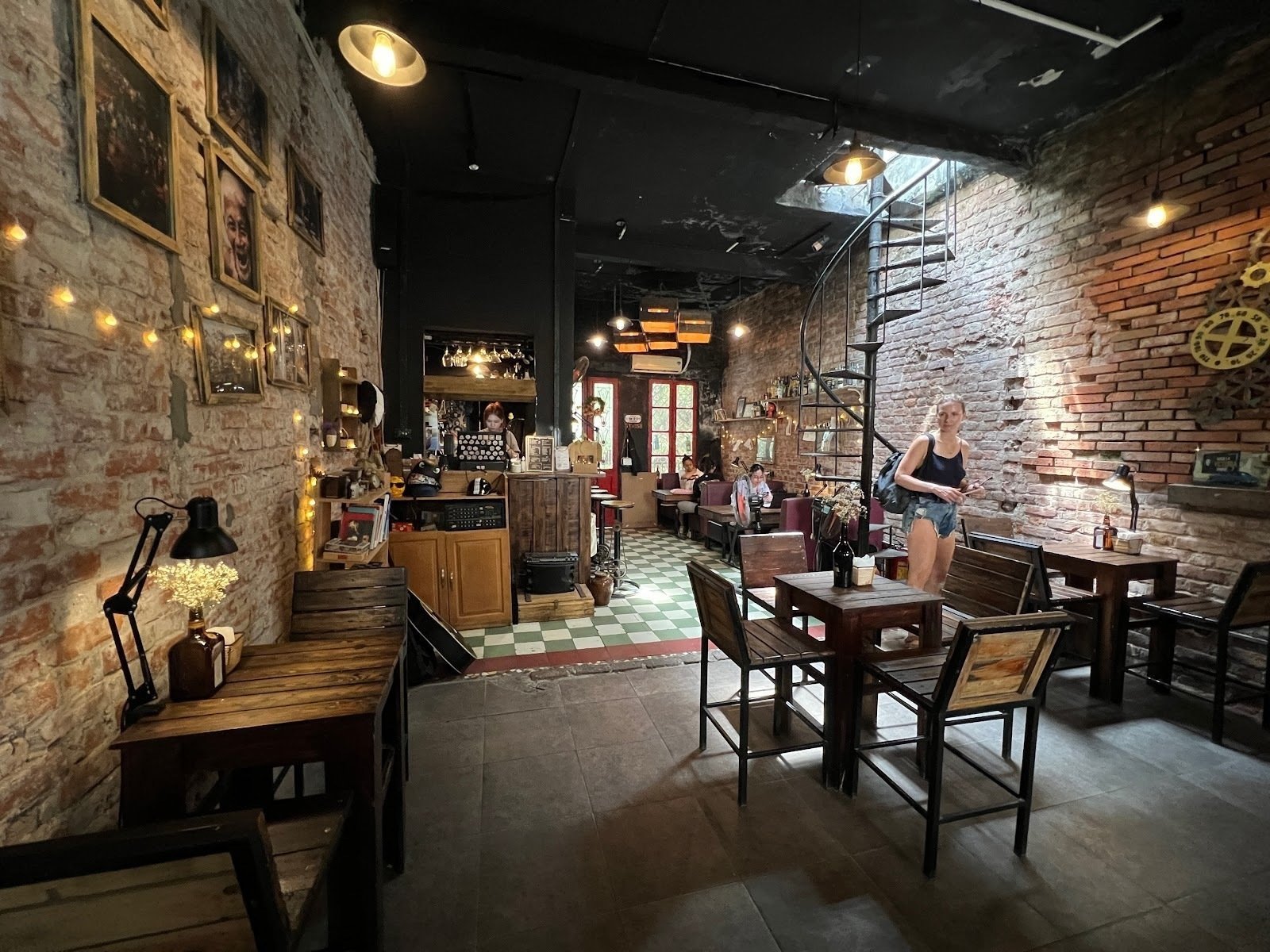 <span class="translation_missing" title="translation missing: en.meta.location_title, location_name: Hidden Alley, city: Hanoi">Location Title</span>