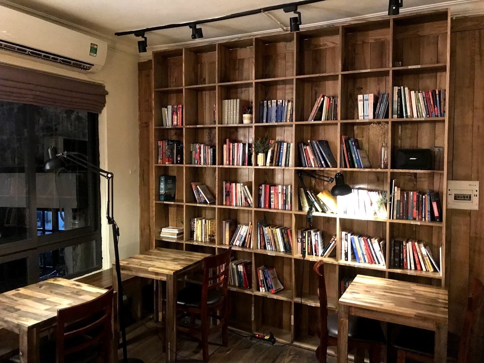 <span class="translation_missing" title="translation missing: en.meta.location_title, location_name: Tranquil Books &amp; Coffee @ Nguyen Bieu, city: Hanoi">Location Title</span>