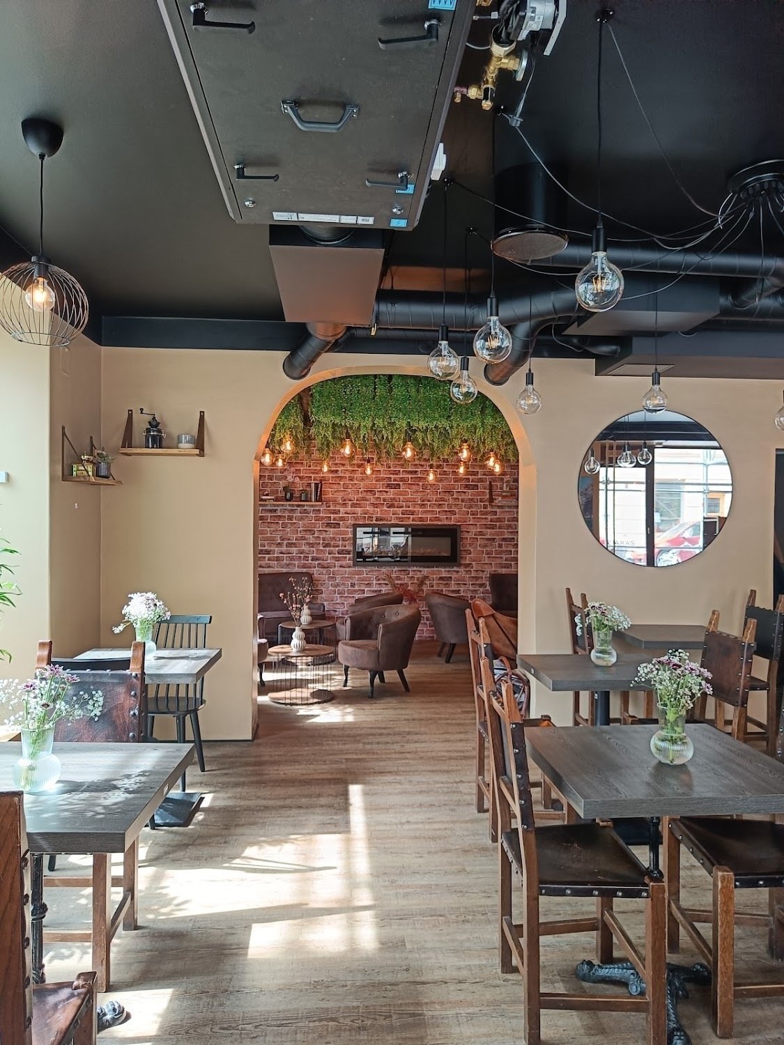 <span class="translation_missing" title="translation missing: en.meta.location_title, location_name: Ziara&#39;s Cafe, city: Helsinki">Location Title</span>