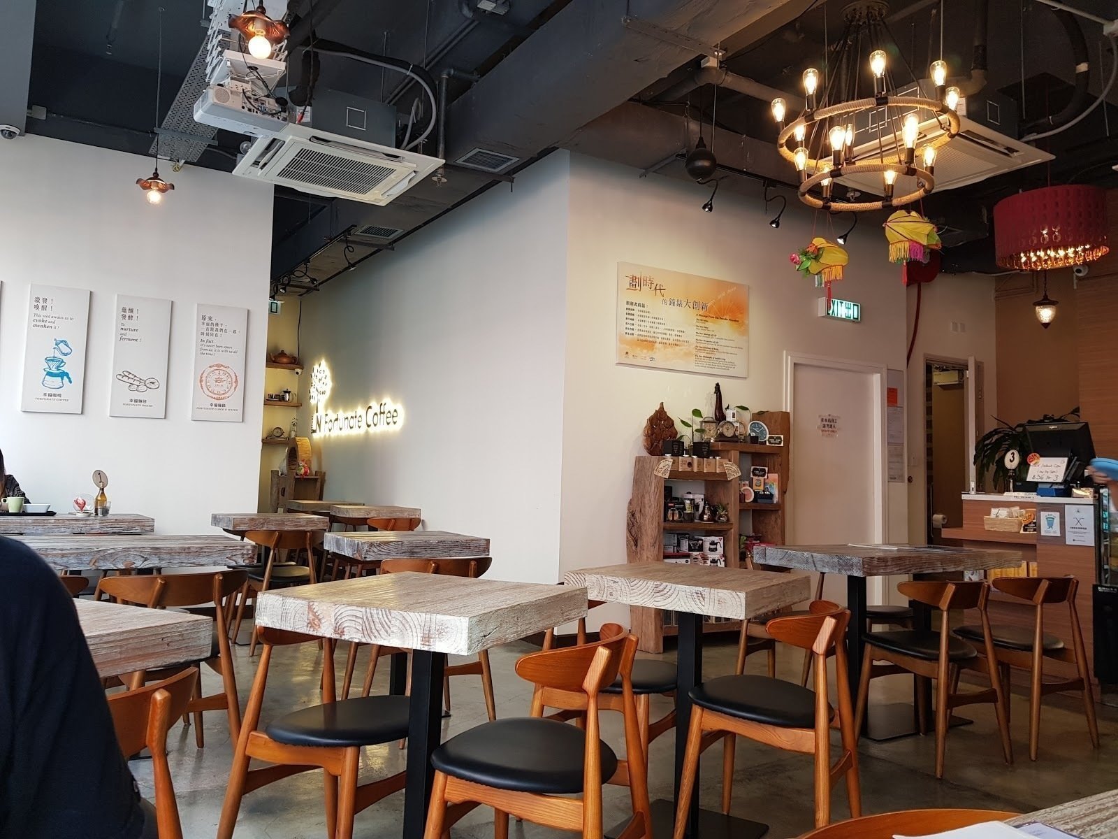 <span class="translation_missing" title="translation missing: en.meta.location_title, location_name: LN Fortunate Coffee, city: Hong Kong">Location Title</span>