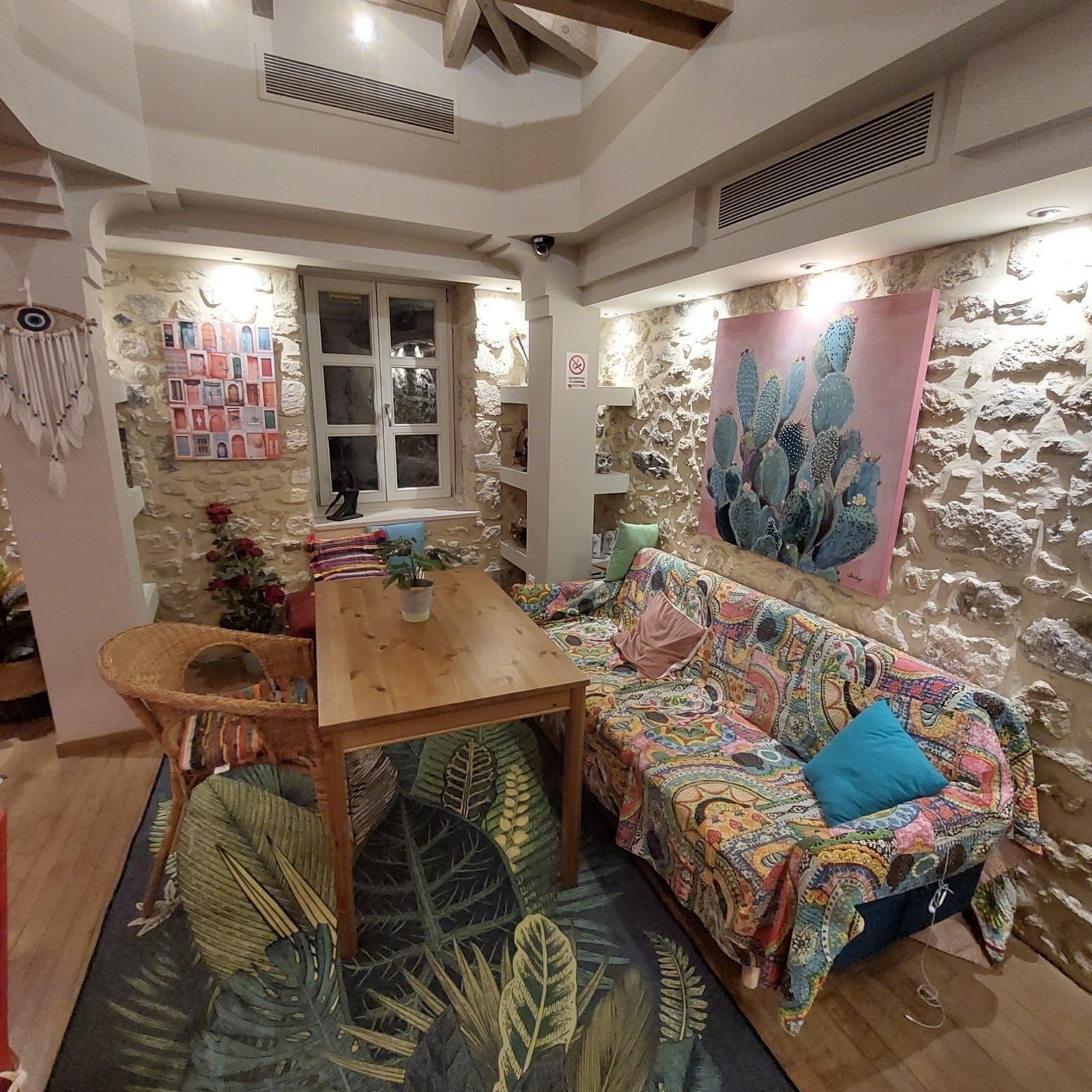 <span class="translation_missing" title="translation missing: en.meta.location_title, location_name: The Home, city: Iraklio">Location Title</span>