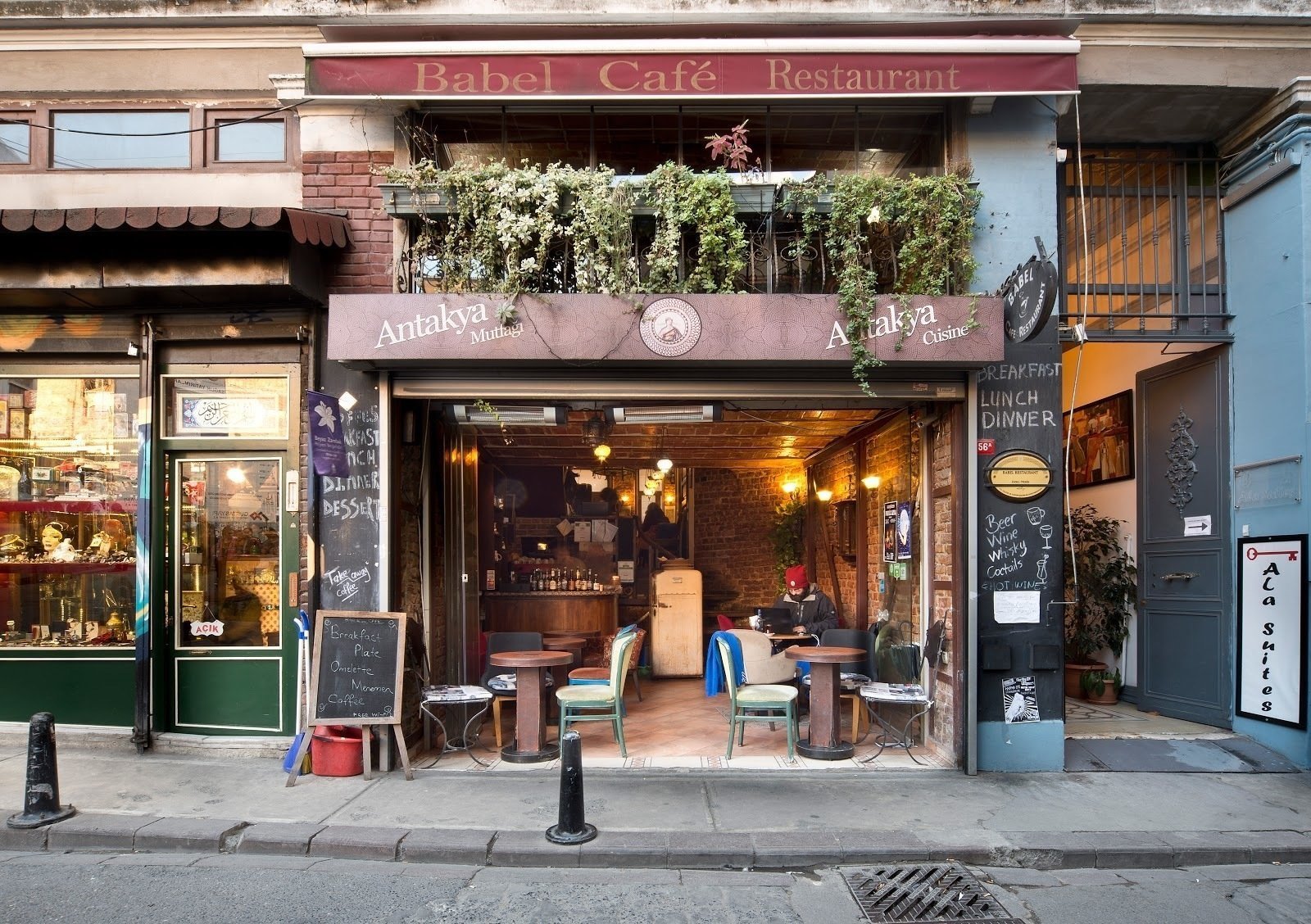 <span class="translation_missing" title="translation missing: en.meta.location_title, location_name: Babel Café Restaurant, city: Istanbul">Location Title</span>