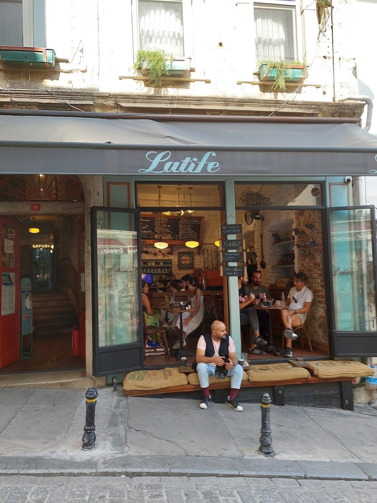 <span class="translation_missing" title="translation missing: en.meta.location_title, location_name: Latife Türk Kahvesi Galata, city: Istanbul">Location Title</span>