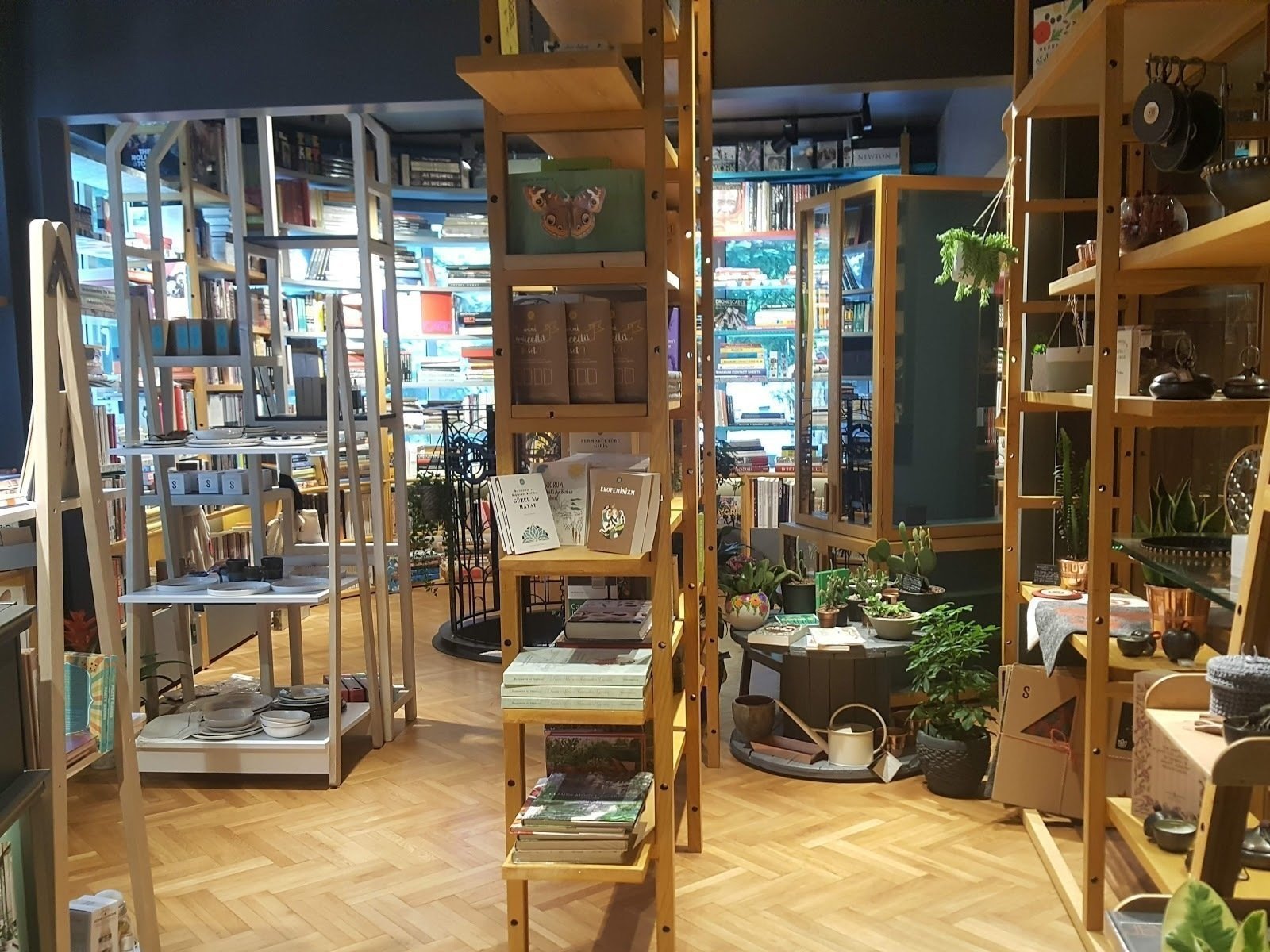 <span class="translation_missing" title="translation missing: en.meta.location_title, location_name: Minoa Bookstore &amp; Café, city: Istanbul">Location Title</span>