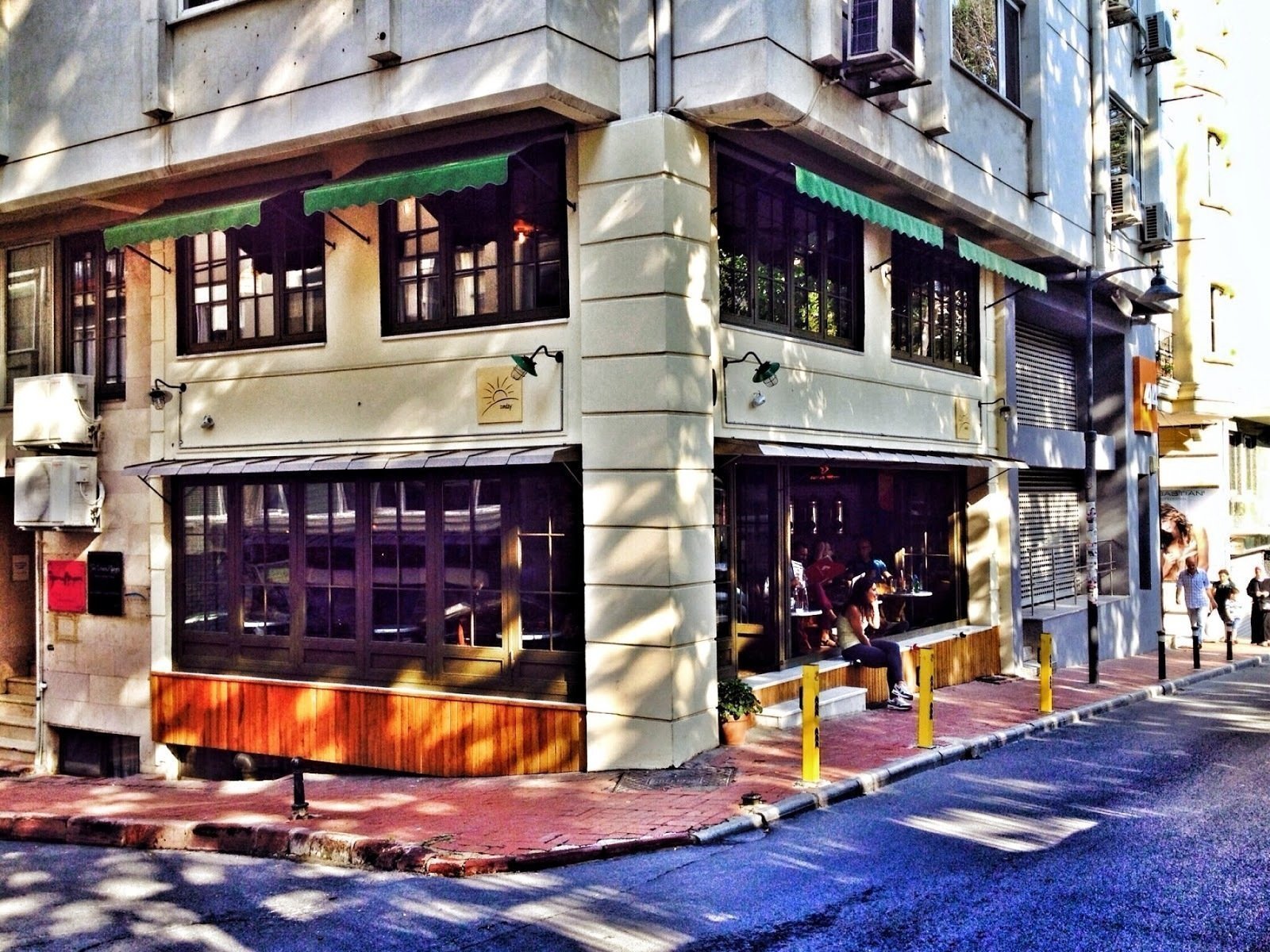 <span class="translation_missing" title="translation missing: en.meta.location_title, location_name: Sunday Coffee Bar, city: Istanbul">Location Title</span>