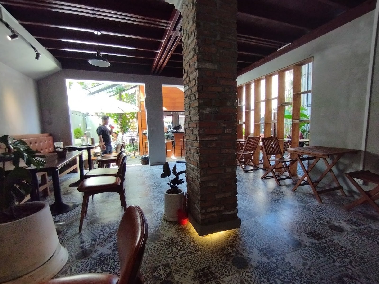 <span class="translation_missing" title="translation missing: en.meta.location_title, location_name: LAKU, city: Kampot">Location Title</span>