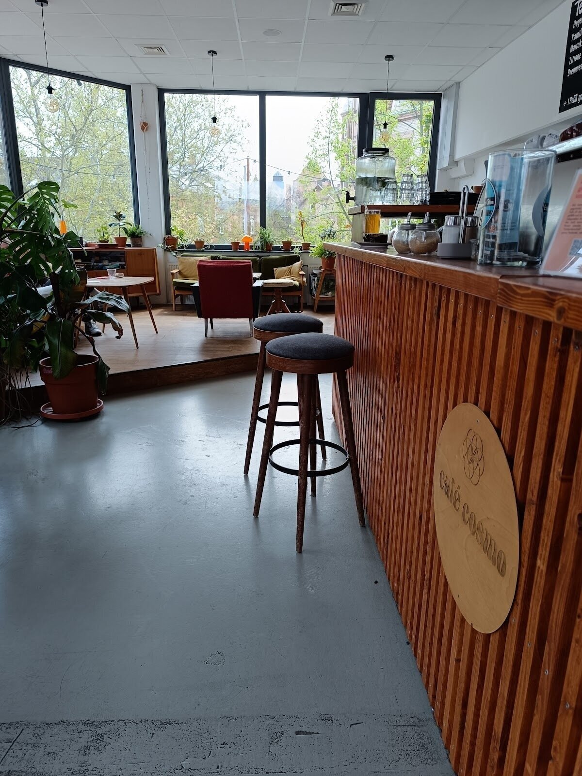 <span class="translation_missing" title="translation missing: en.meta.location_title, location_name: Café Cosmo, city: Landau">Location Title</span>